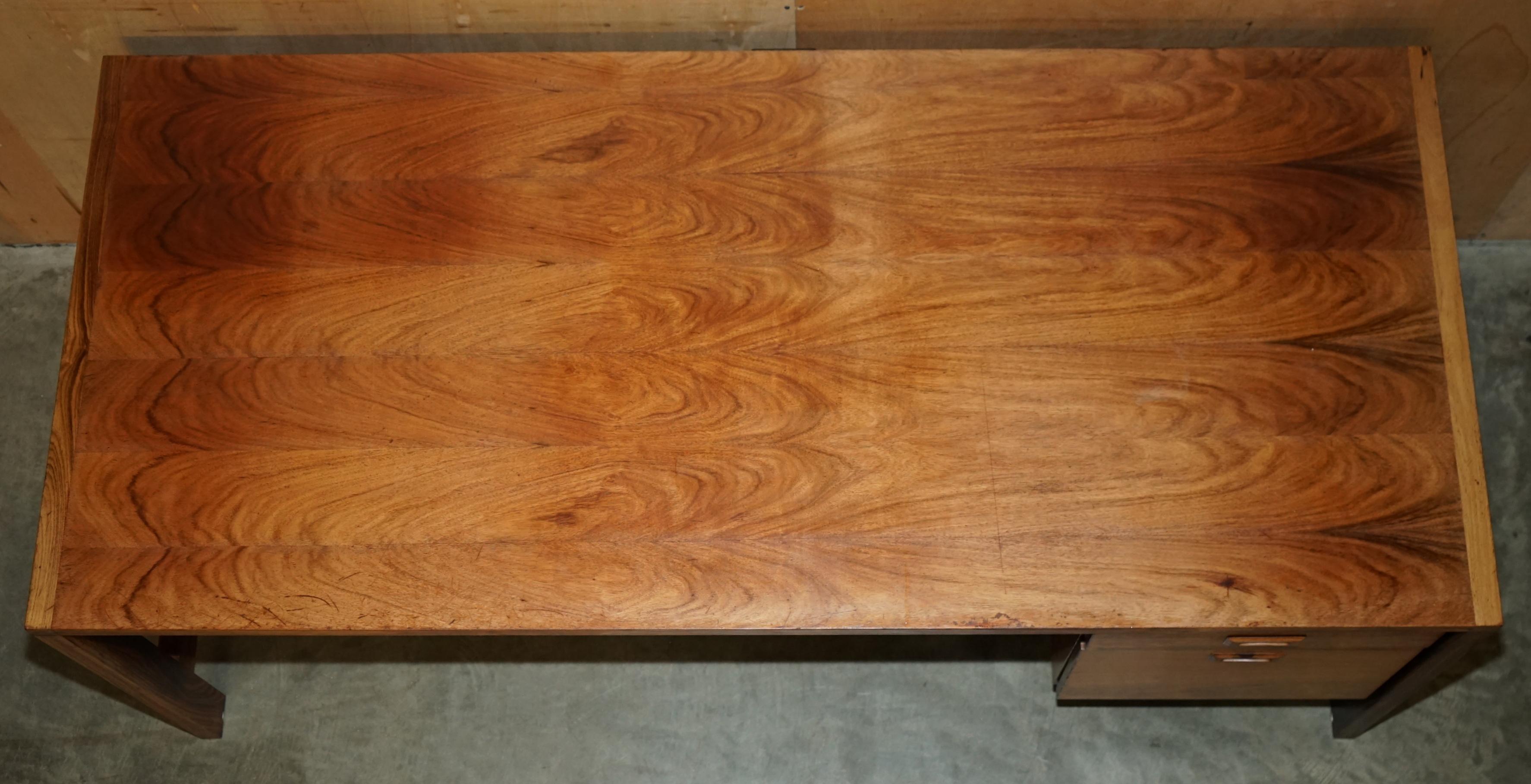 Fatto a mano UNICA scrivania d'ufficio brasiliana MODERNA DEL MEDIO SECOLO CHE FA PARTE DI UN'AMPIA SUITE in vendita