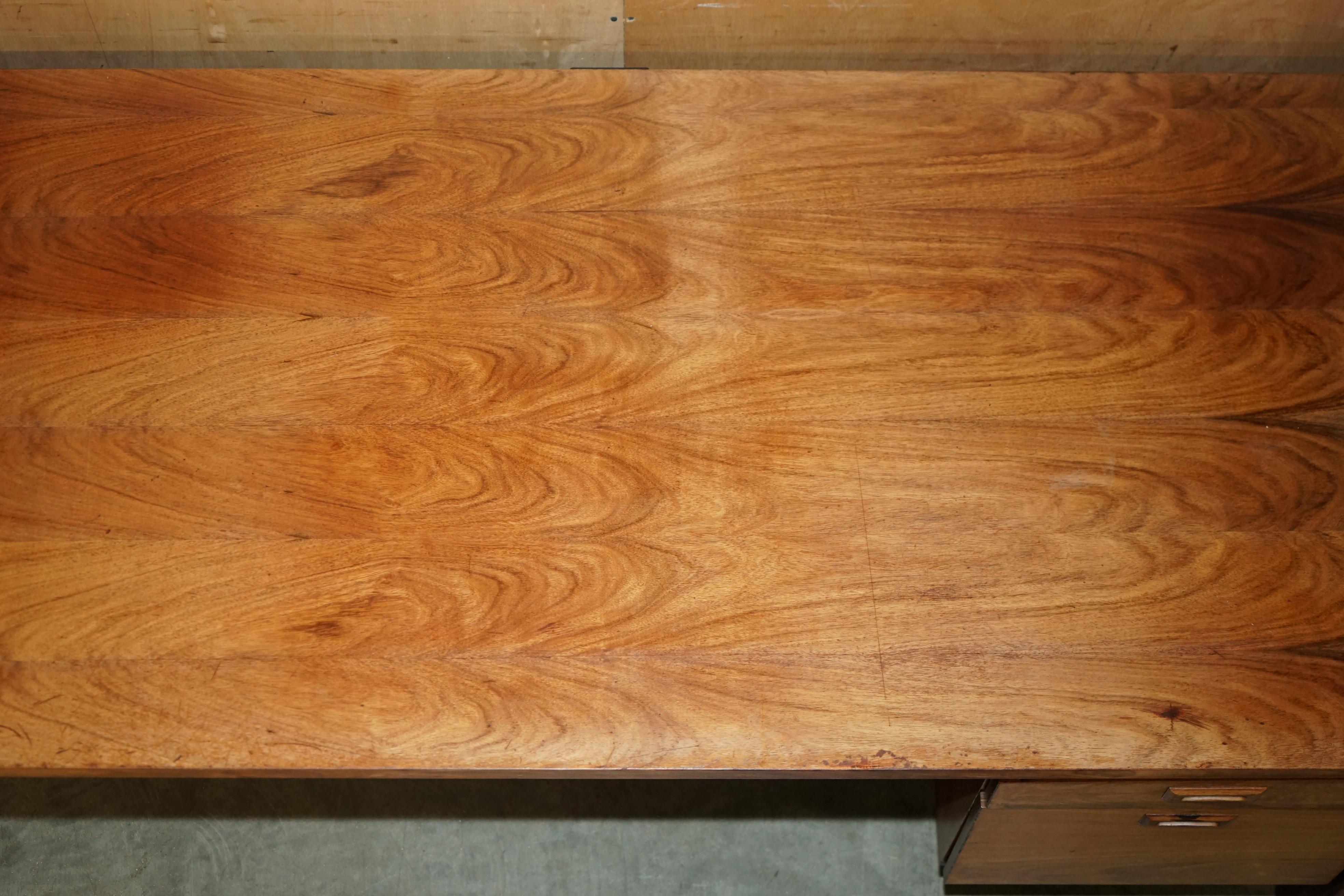 XX secolo UNICA scrivania d'ufficio brasiliana MODERNA DEL MEDIO SECOLO CHE FA PARTE DI UN'AMPIA SUITE in vendita