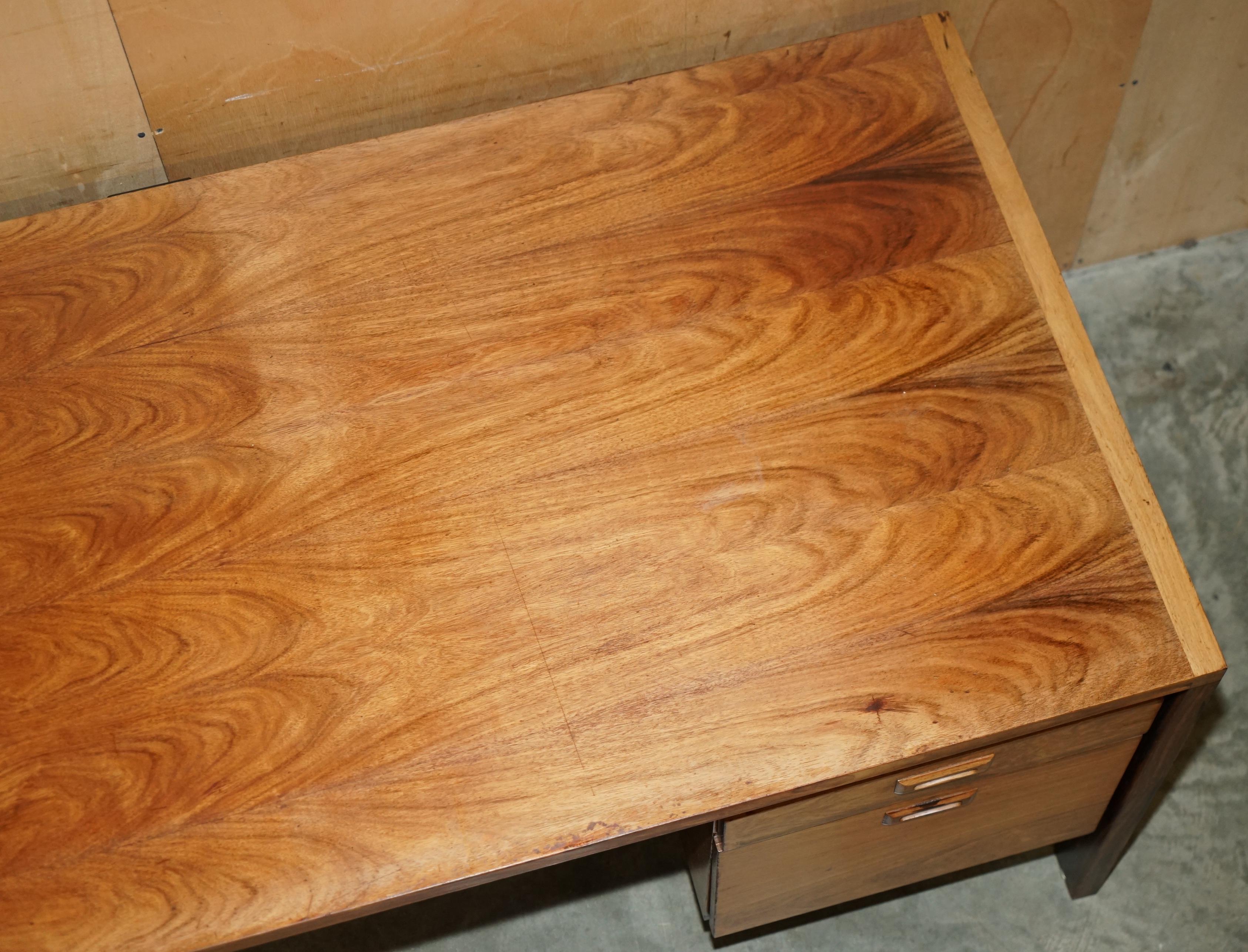 Legno massiccio UNICA scrivania d'ufficio brasiliana MODERNA DEL MEDIO SECOLO CHE FA PARTE DI UN'AMPIA SUITE in vendita