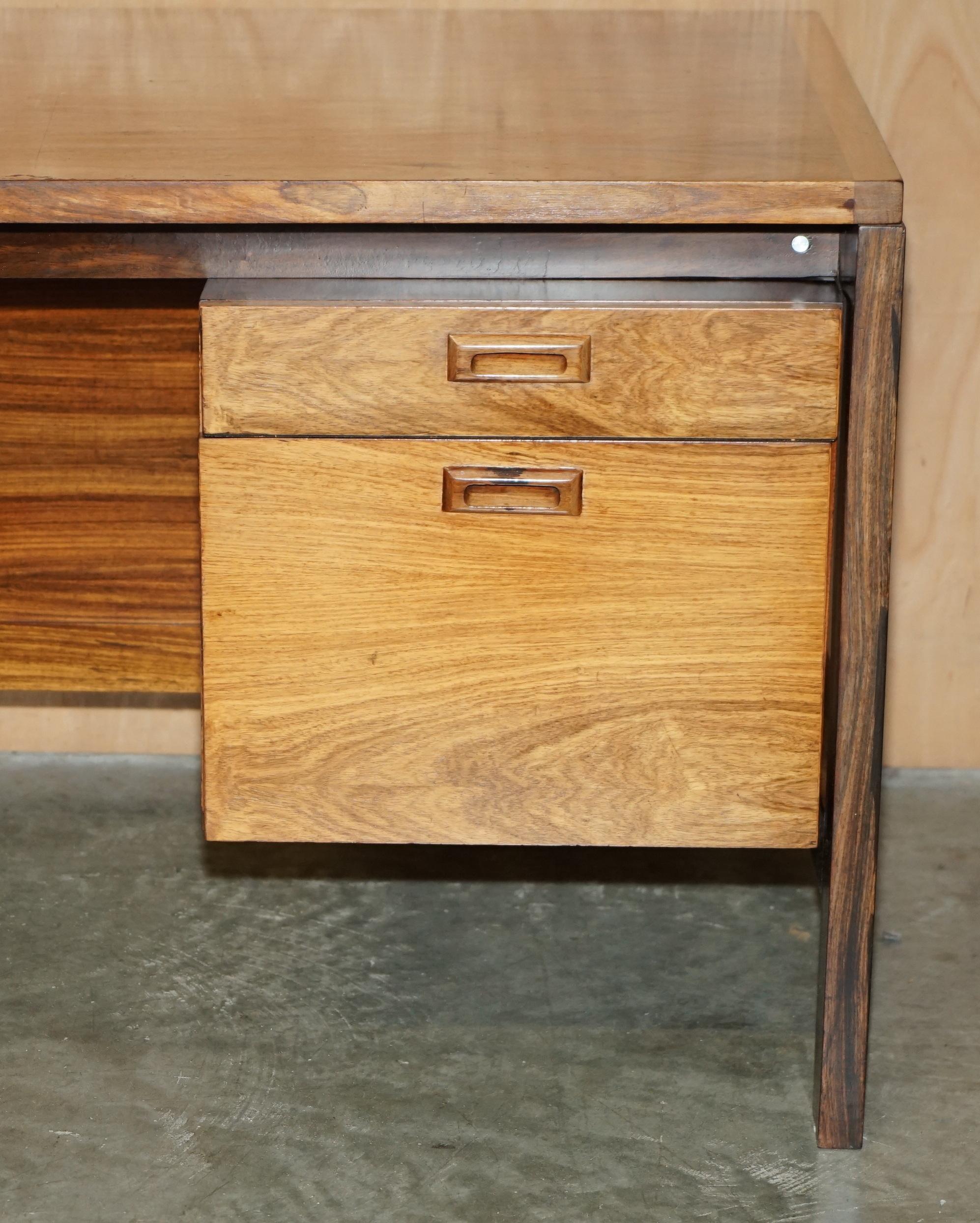 UNICA scrivania d'ufficio brasiliana MODERNA DEL MEDIO SECOLO CHE FA PARTE DI UN'AMPIA SUITE in vendita 1