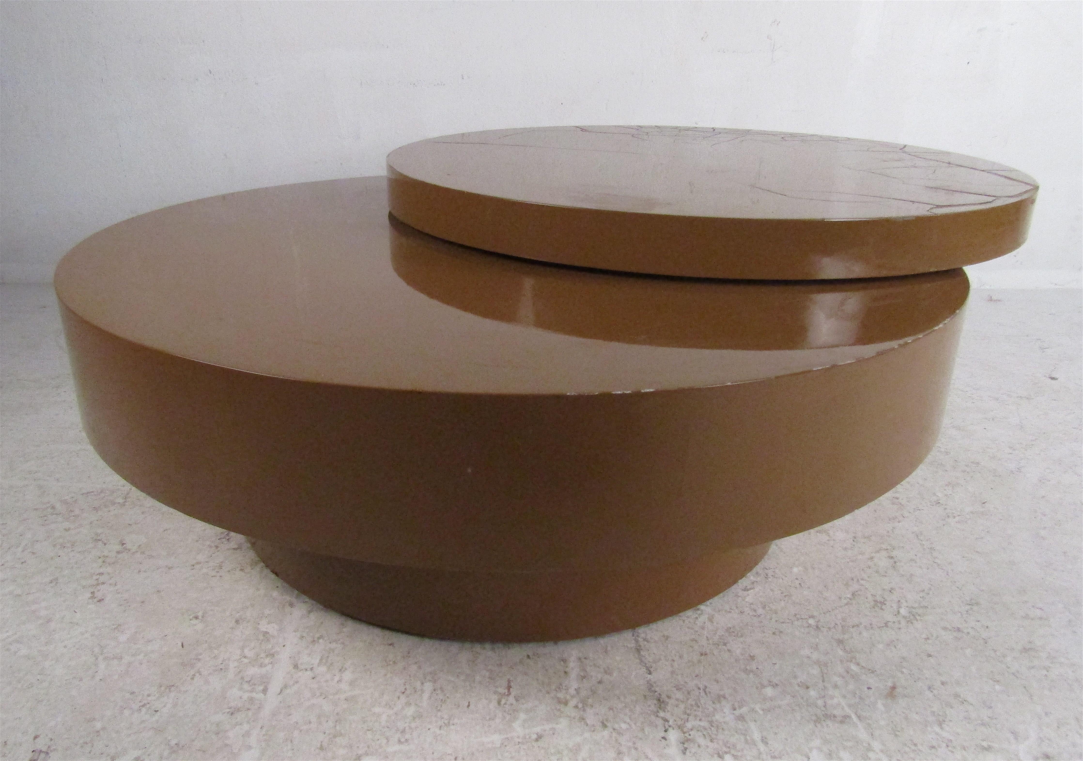 Unique Mid-Century Modern Circular Swivel Top Coffee Table In Good Condition For Sale In Brooklyn, NY