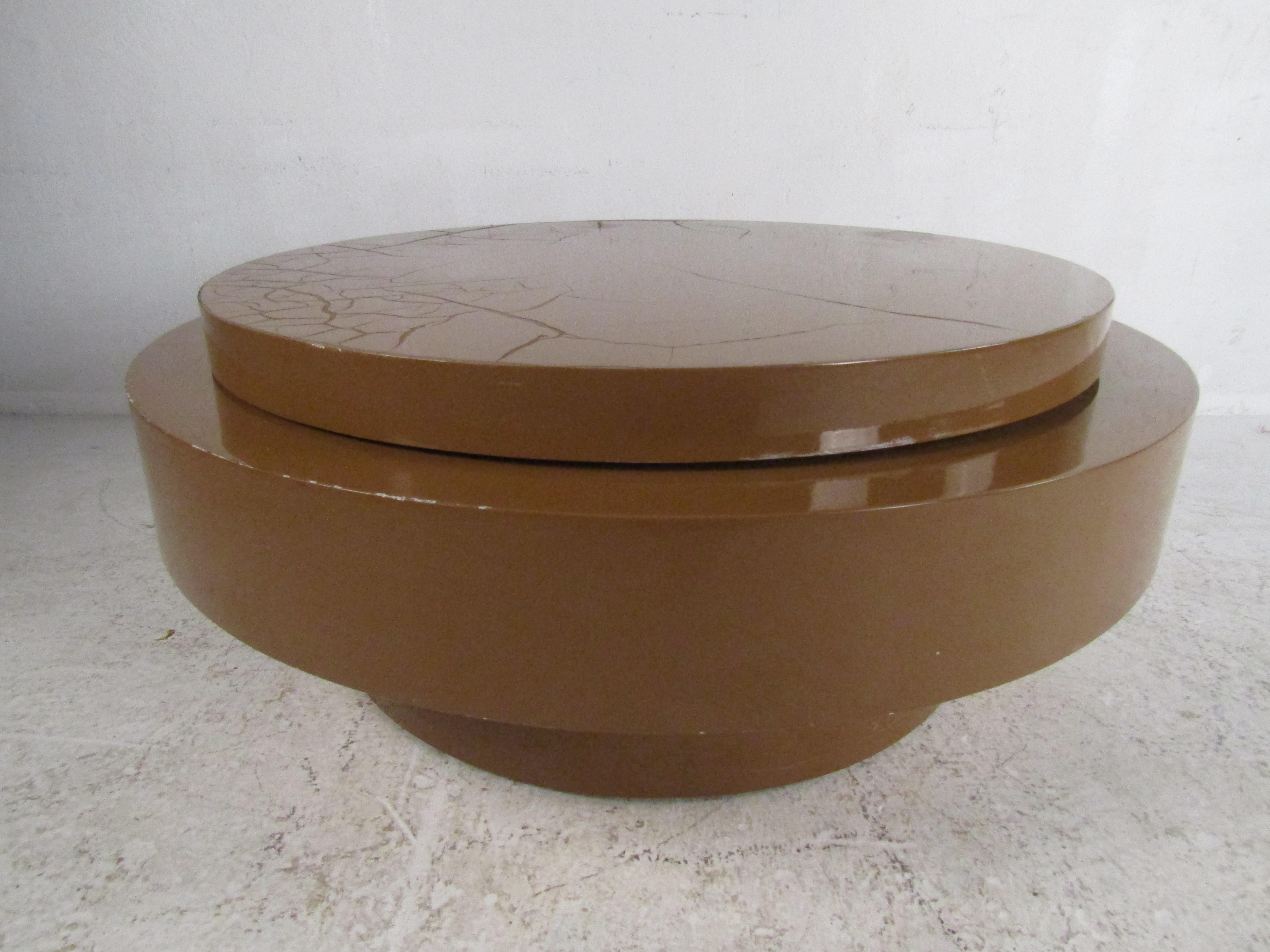 Late 20th Century Unique Mid-Century Modern Circular Swivel Top Coffee Table For Sale