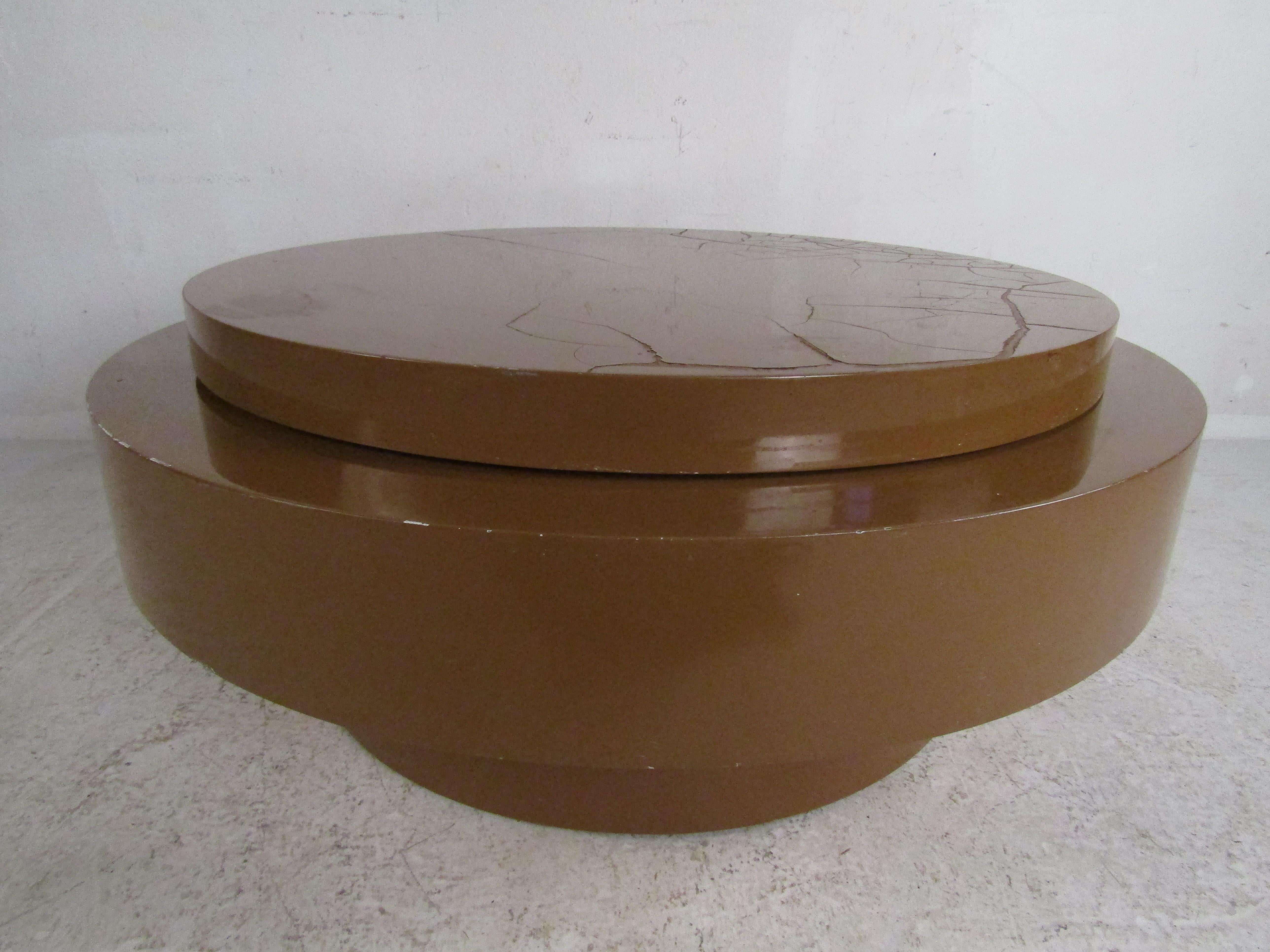 Unique Mid-Century Modern Circular Swivel Top Coffee Table For Sale 1