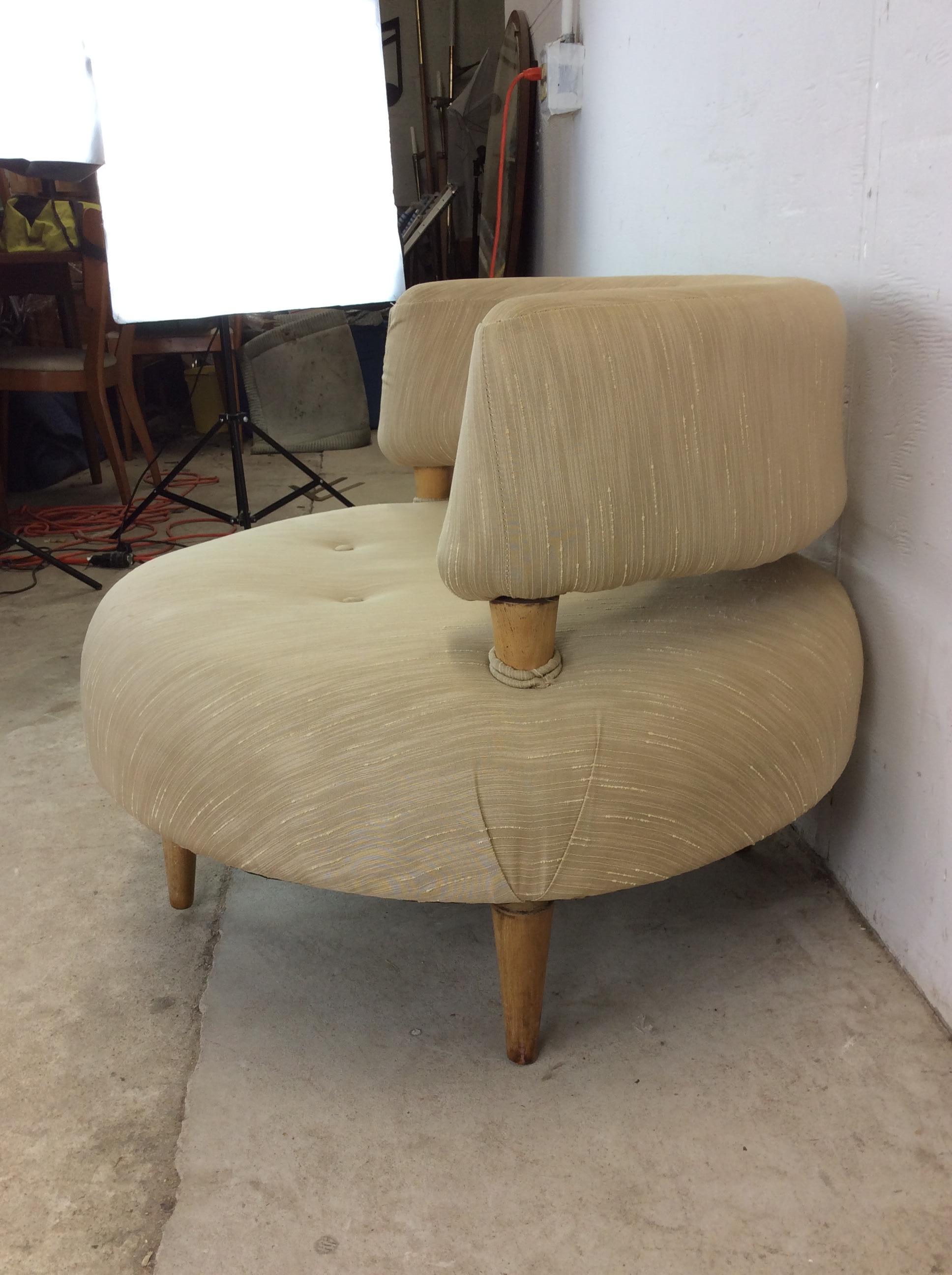 Fauteuil club unique de style moderne du milieu du siècle avec pieds fuselés en vente 3