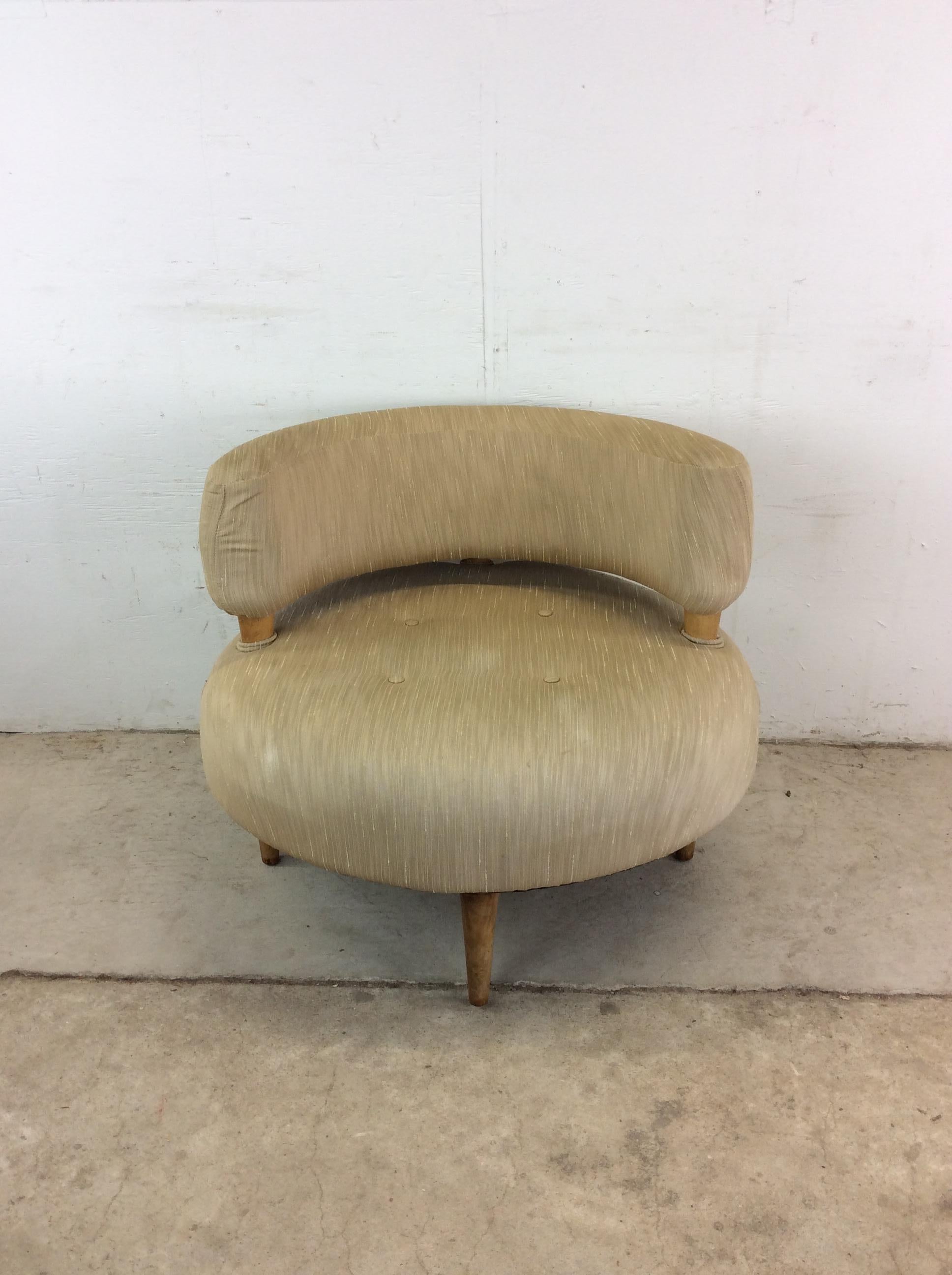 Cette chaise d'appoint moderne du milieu du siècle est dotée d'un rembourrage vintage, d'un design circulaire unique avec dossier en tonneau et de pieds fuselés.

Dimensions : 31w 31d 26h 16sh

Notes sur l'état : La tapisserie d'ameublement Vintage