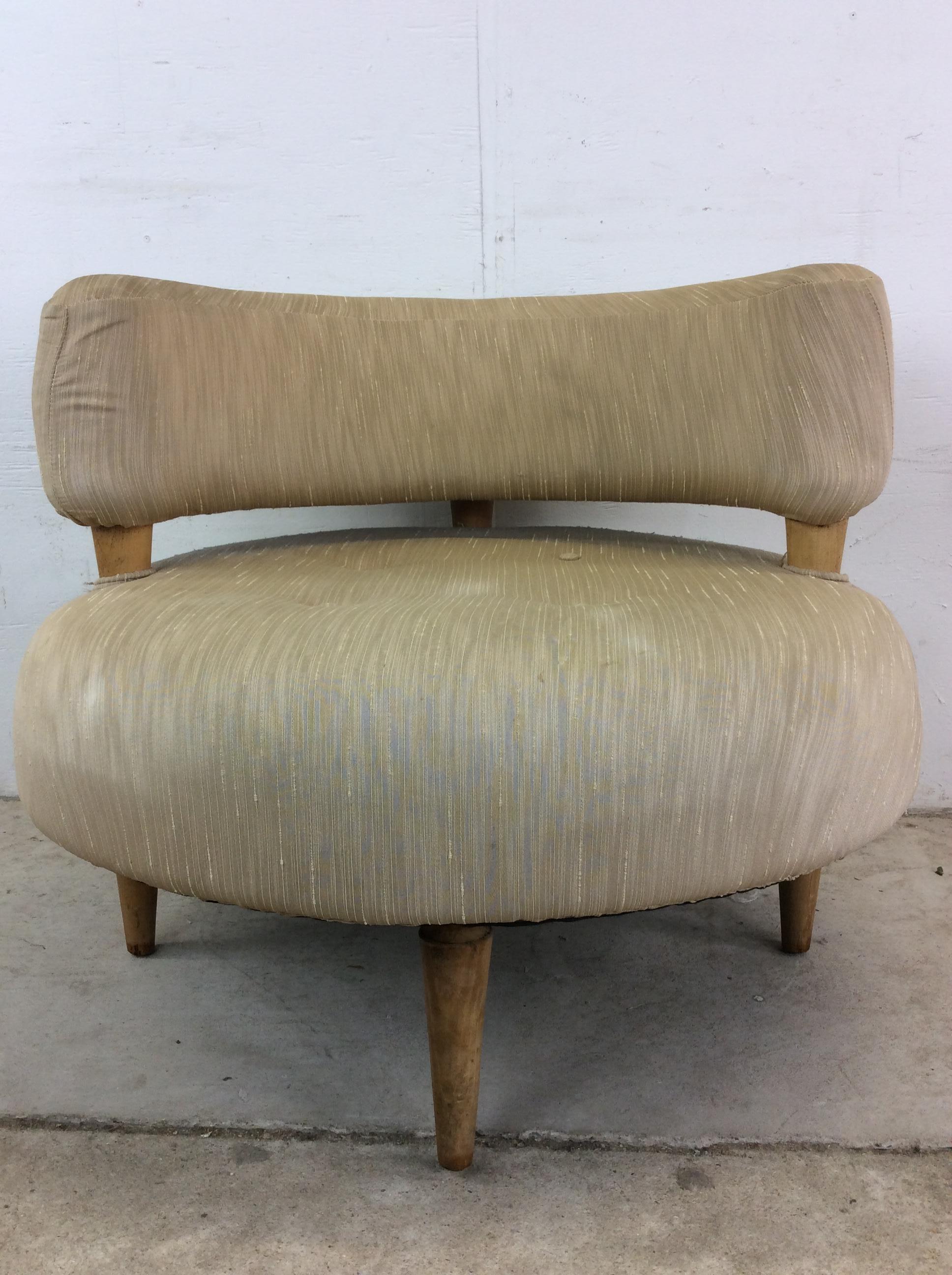 Américain Fauteuil club unique de style moderne du milieu du siècle avec pieds fuselés en vente