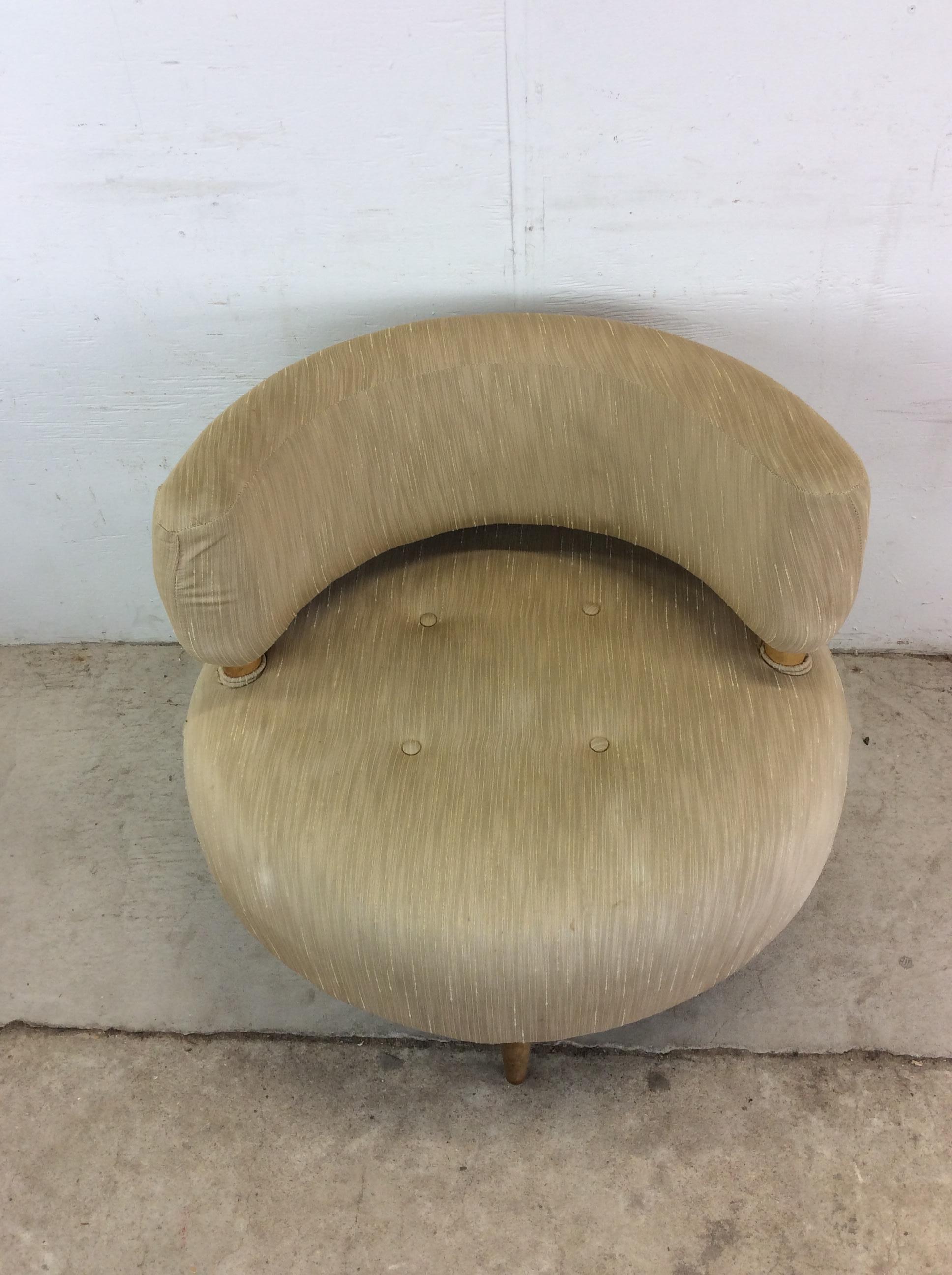 Fauteuil club unique de style moderne du milieu du siècle avec pieds fuselés Bon état - En vente à Freehold, NJ
