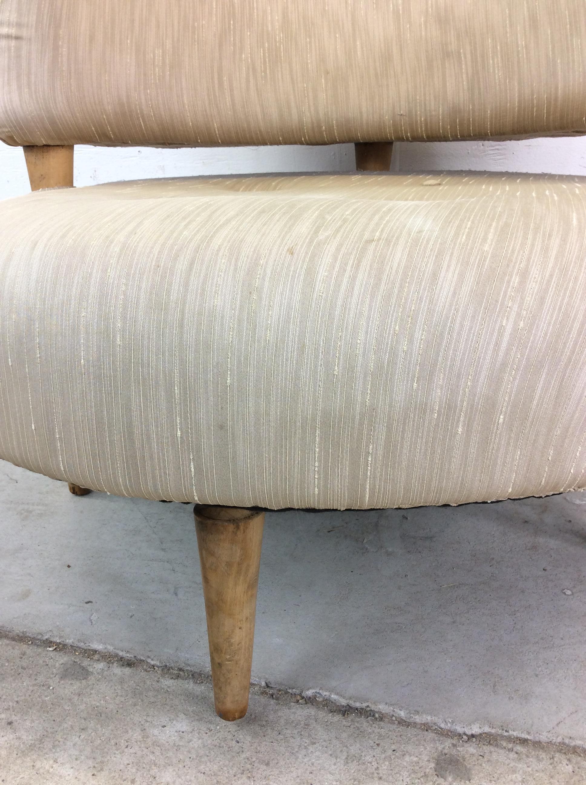 20ième siècle Fauteuil club unique de style moderne du milieu du siècle avec pieds fuselés en vente