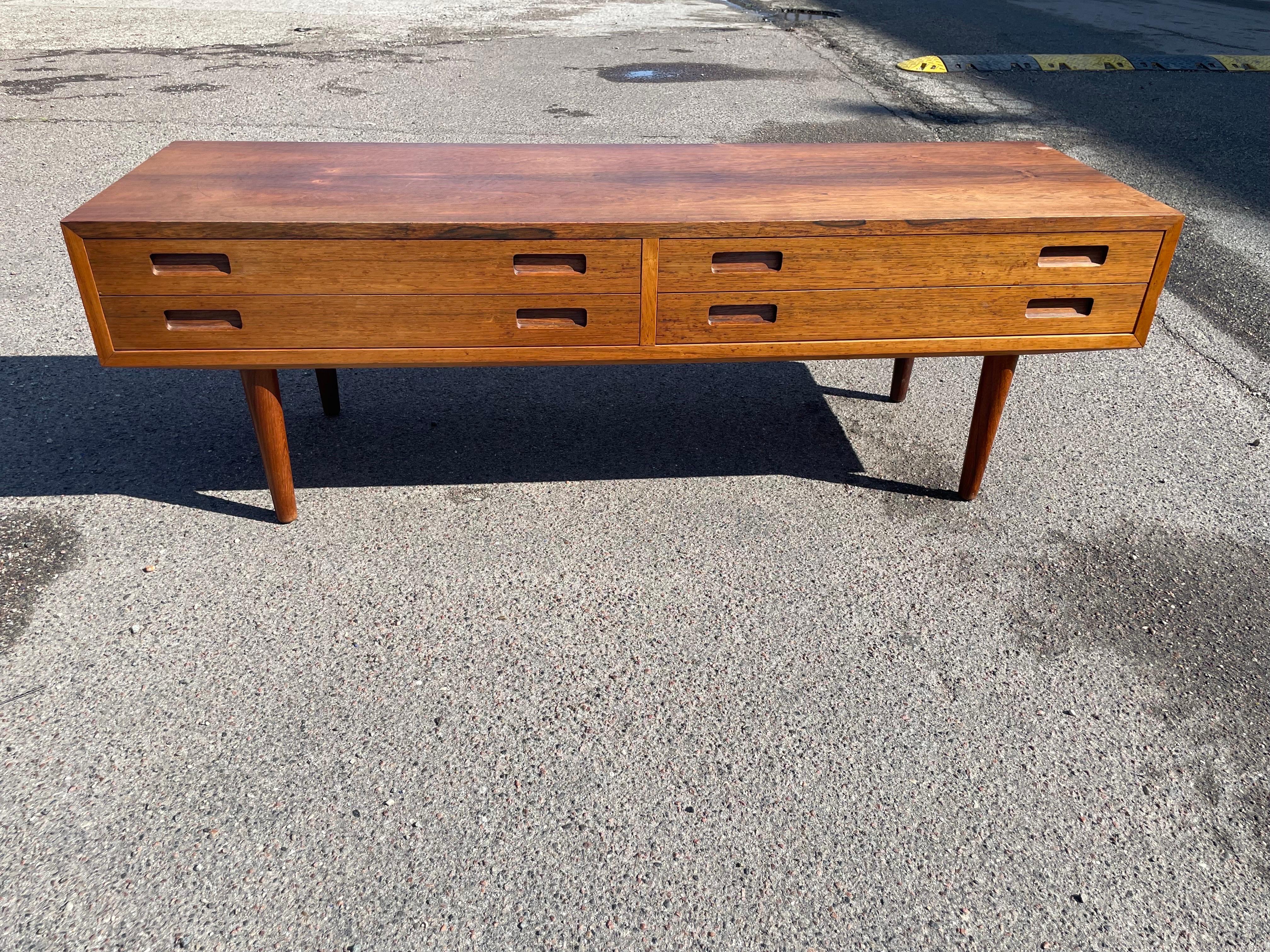 Einzigartiges dänisches Sideboard aus der Mitte des Jahrhunderts aus den 1960er Jahren (Moderne der Mitte des Jahrhunderts) im Angebot