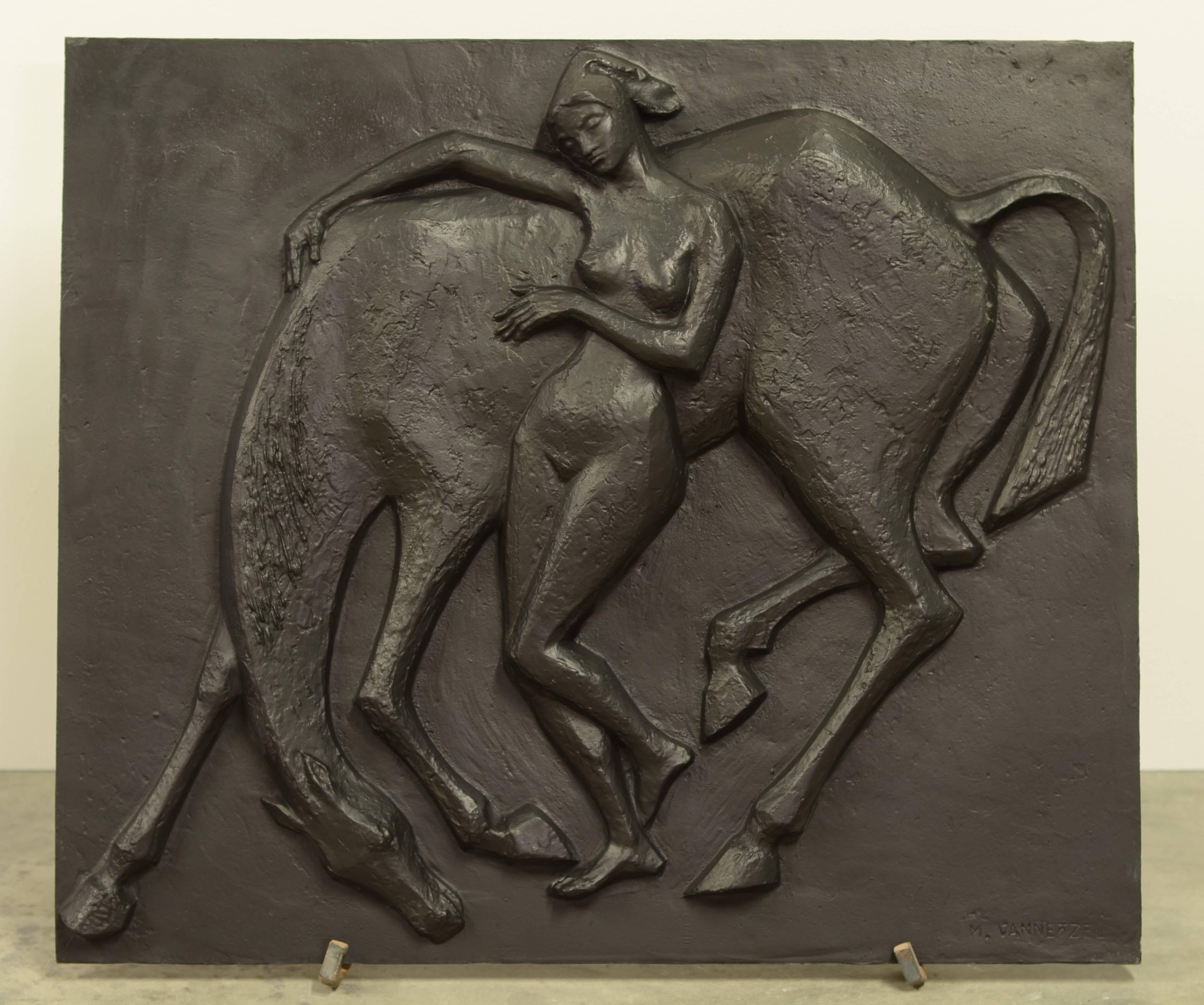 Große rechteckige Feuerstelle aus Gusseisen:: Holland:: 1930-1960

Die Feuerstelle ist von M. Vannetzel signiert. 

Hervorragender Zustand:: kann in einem Kamin als Dekoration/Kunstwerk oder als Wandverkleidung verwendet werden. 
Wahrlich