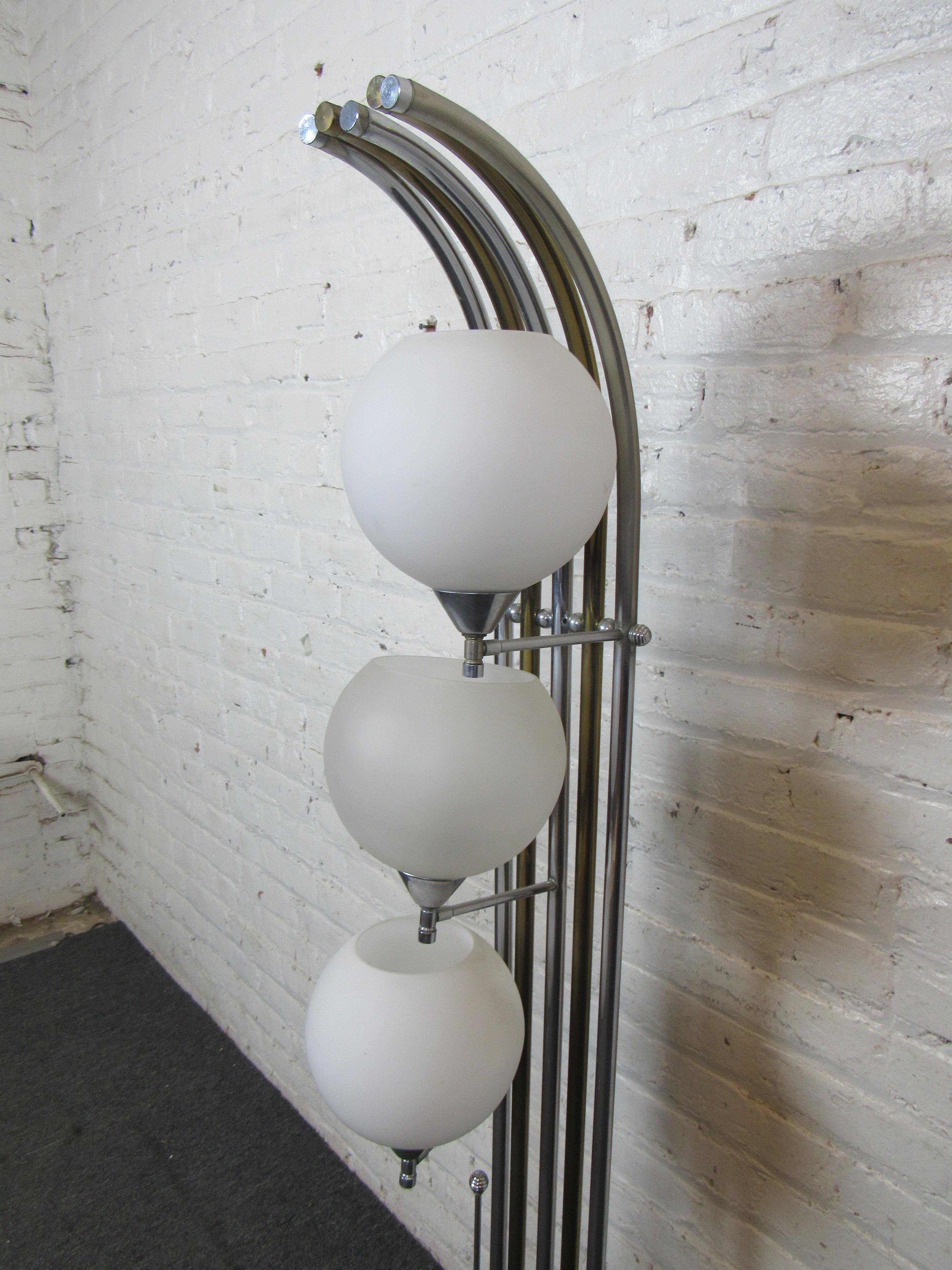 Unique Mid-Century Modern Floor Lamp In Good Condition For Sale In Brooklyn, NY