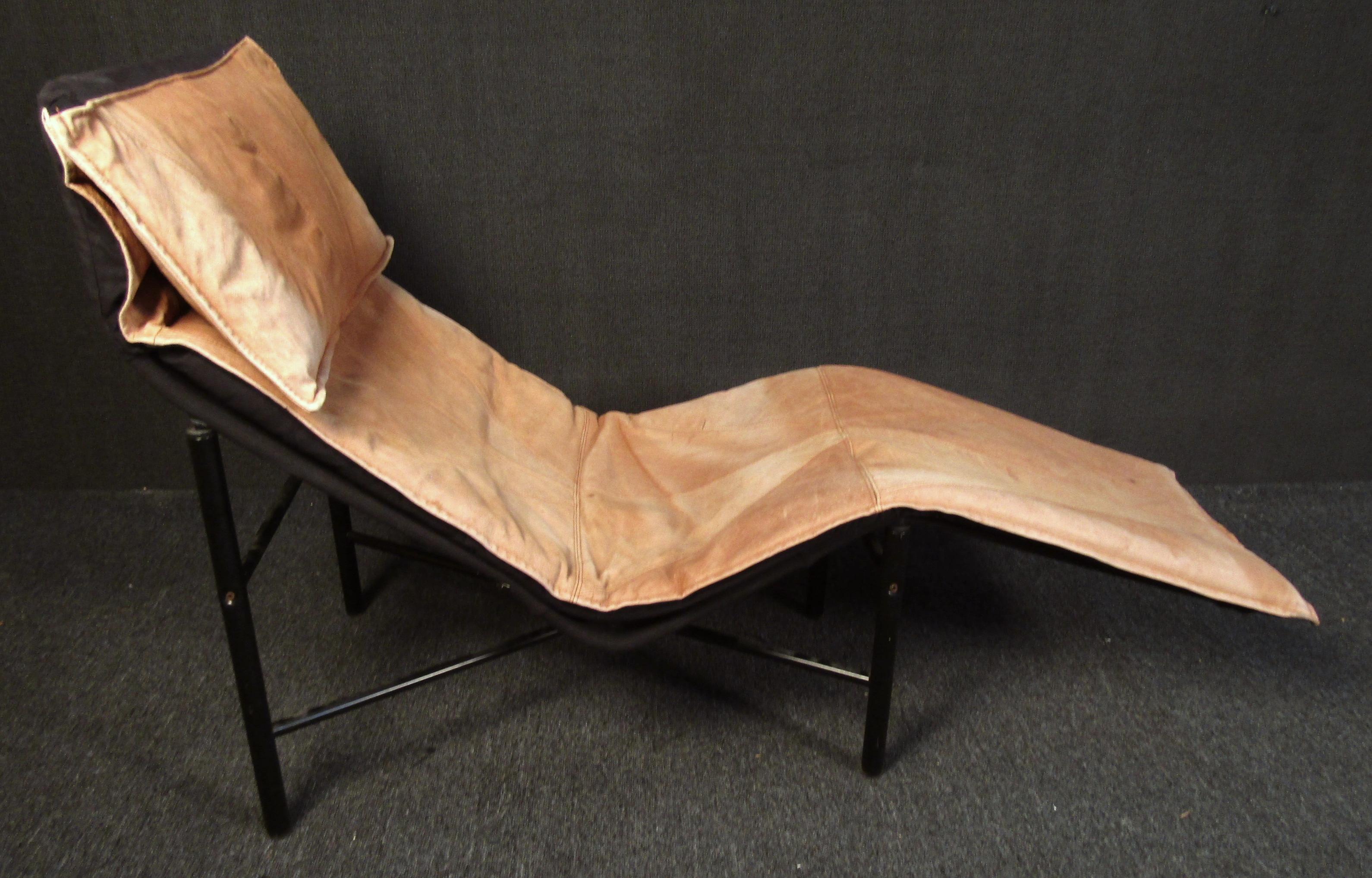Magnifique chaise longue moderne vintage, recouverte d'un cuir fauve clair. Le cuir joliment vieilli confère à cette chaise longue une esthétique usée et confortable tout en restant élégante.

Veuillez confirmer la localisation de l'article (NY ou