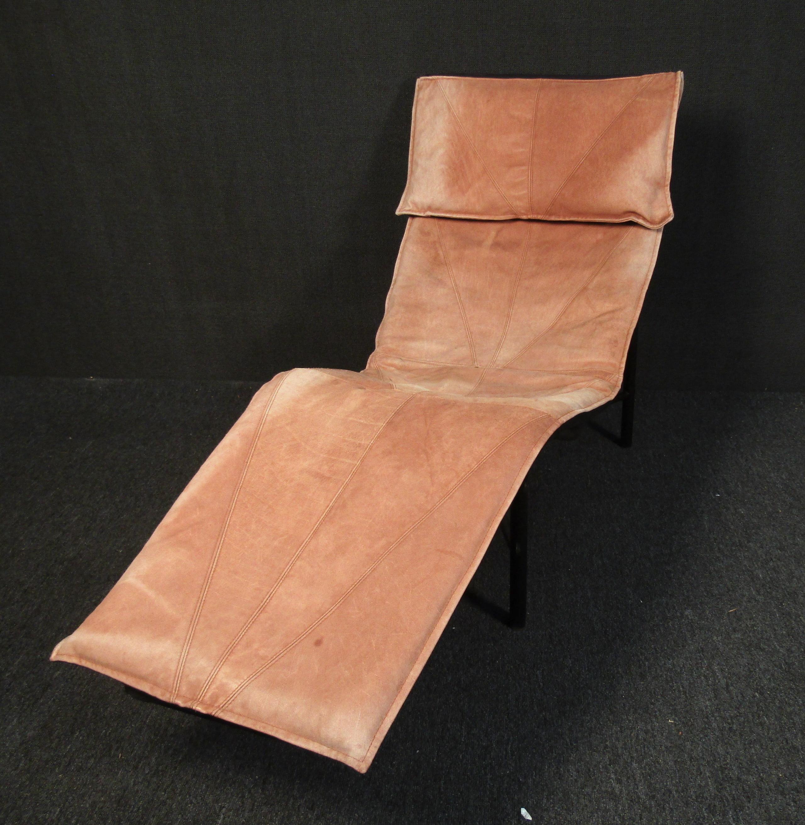 Mid-Century Modern Chaise longue en cuir unique The Moderns en vente