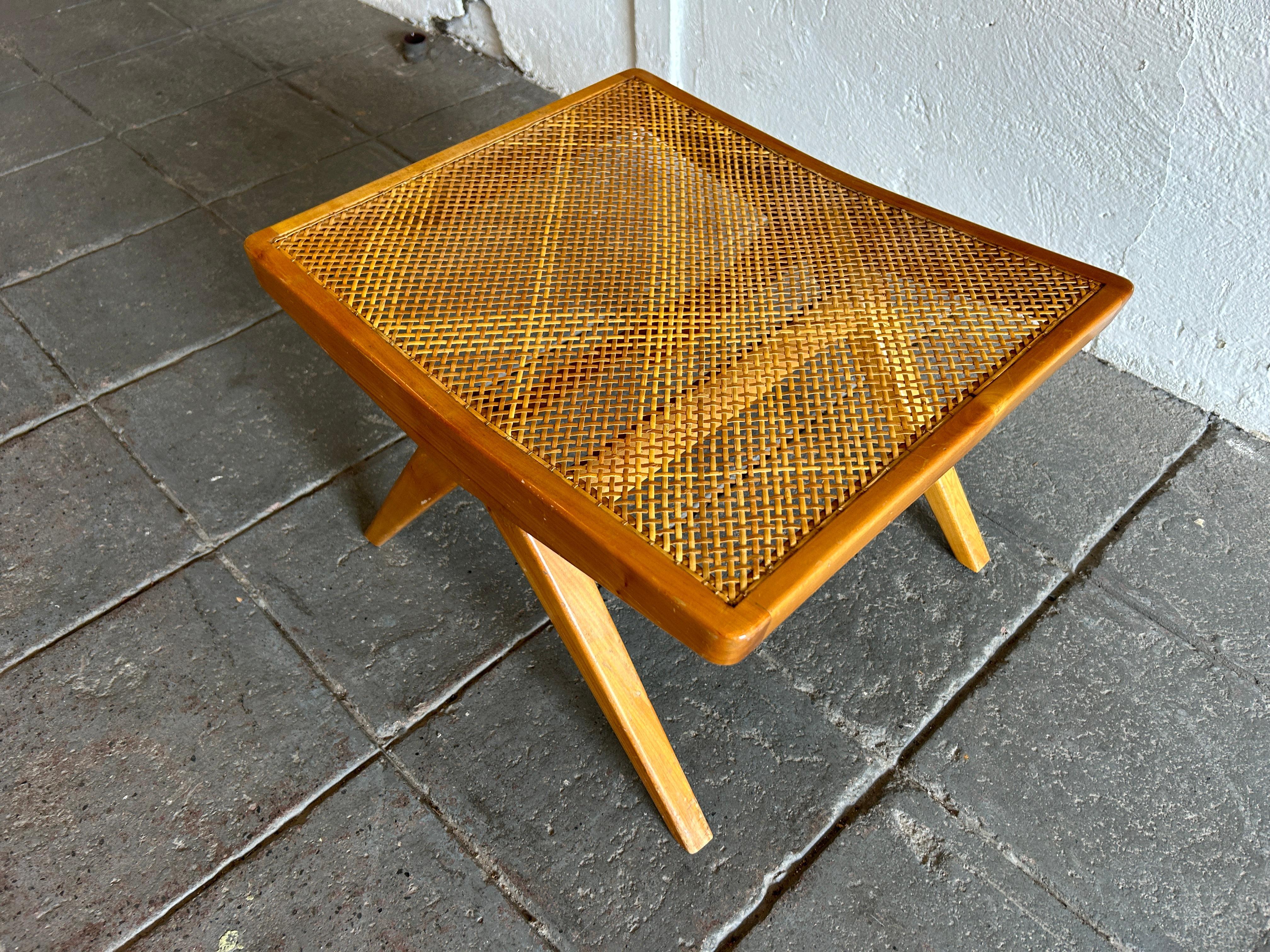Unique mid century modern low cane maple blonde stool or Ottoman. studio craft. Design/One très minimaliste. Bon état vintage. Canné à la main, certains ont pu être remplacés au fil du temps. Toutes les cannes sont en bon état et bien serrées. On