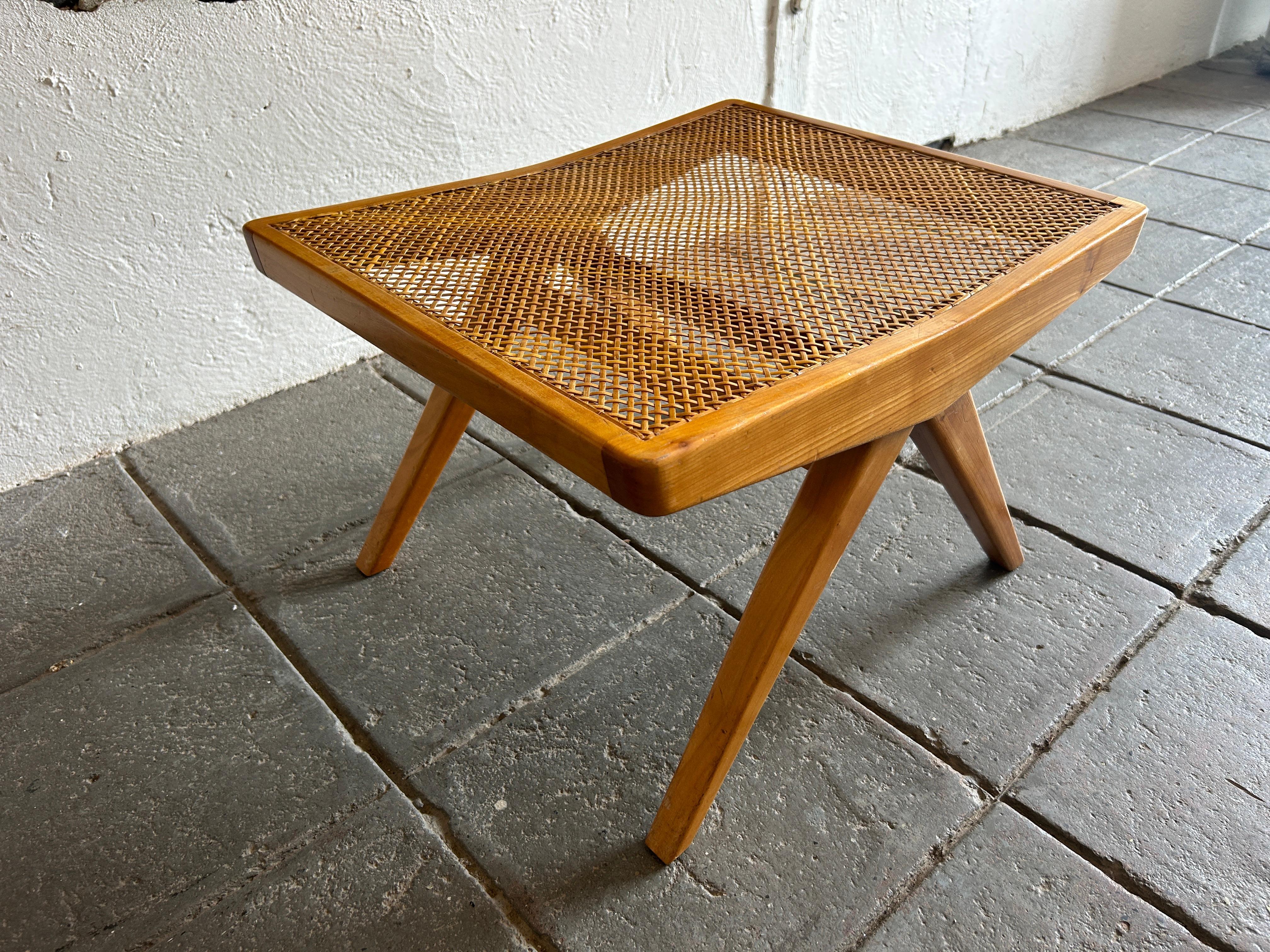 Travail du bois Unique mid century modern low cane maple blonde stool ottoman studio craft en vente