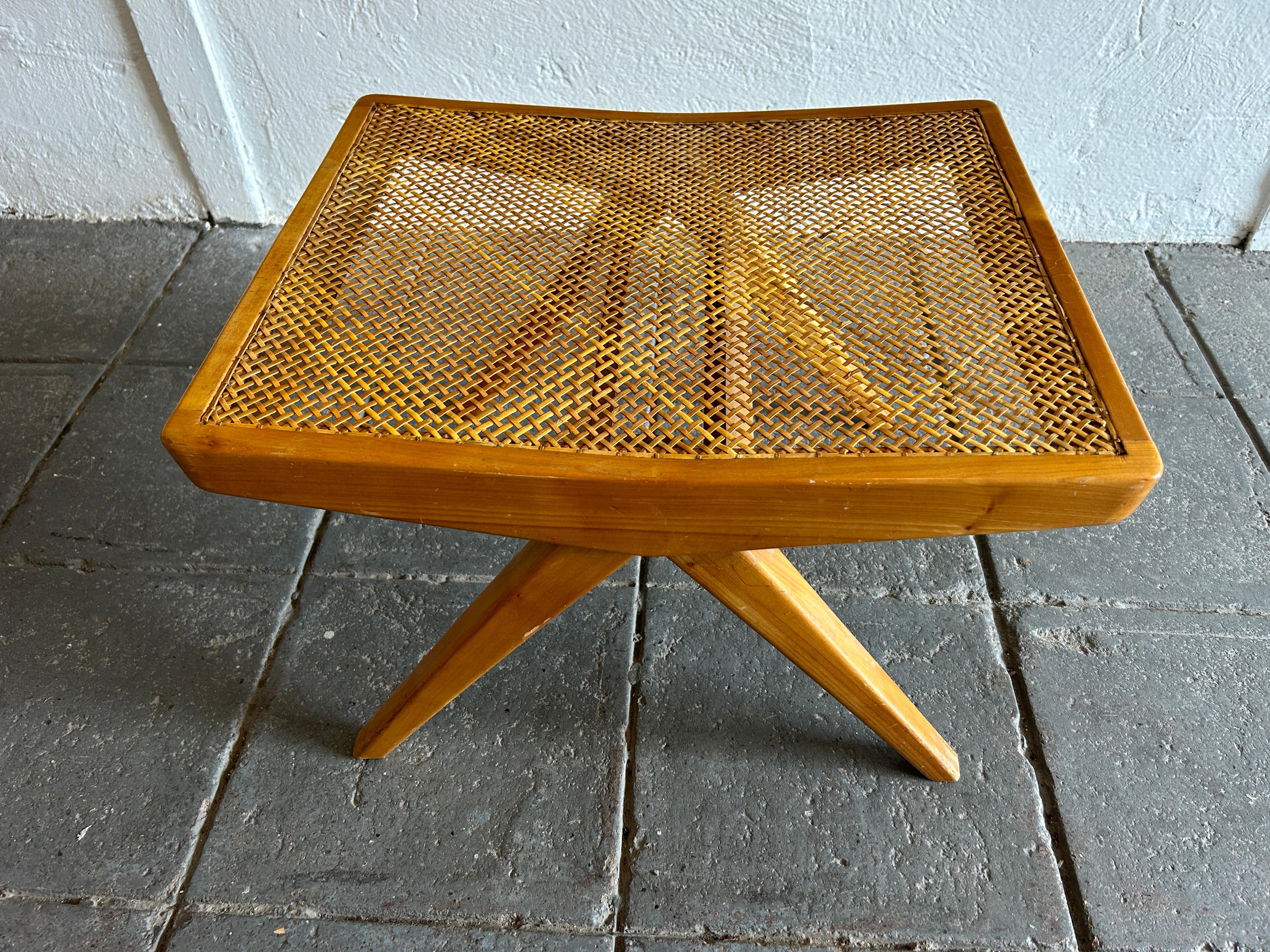 Milieu du XXe siècle Unique mid century modern low cane maple blonde stool ottoman studio craft  en vente