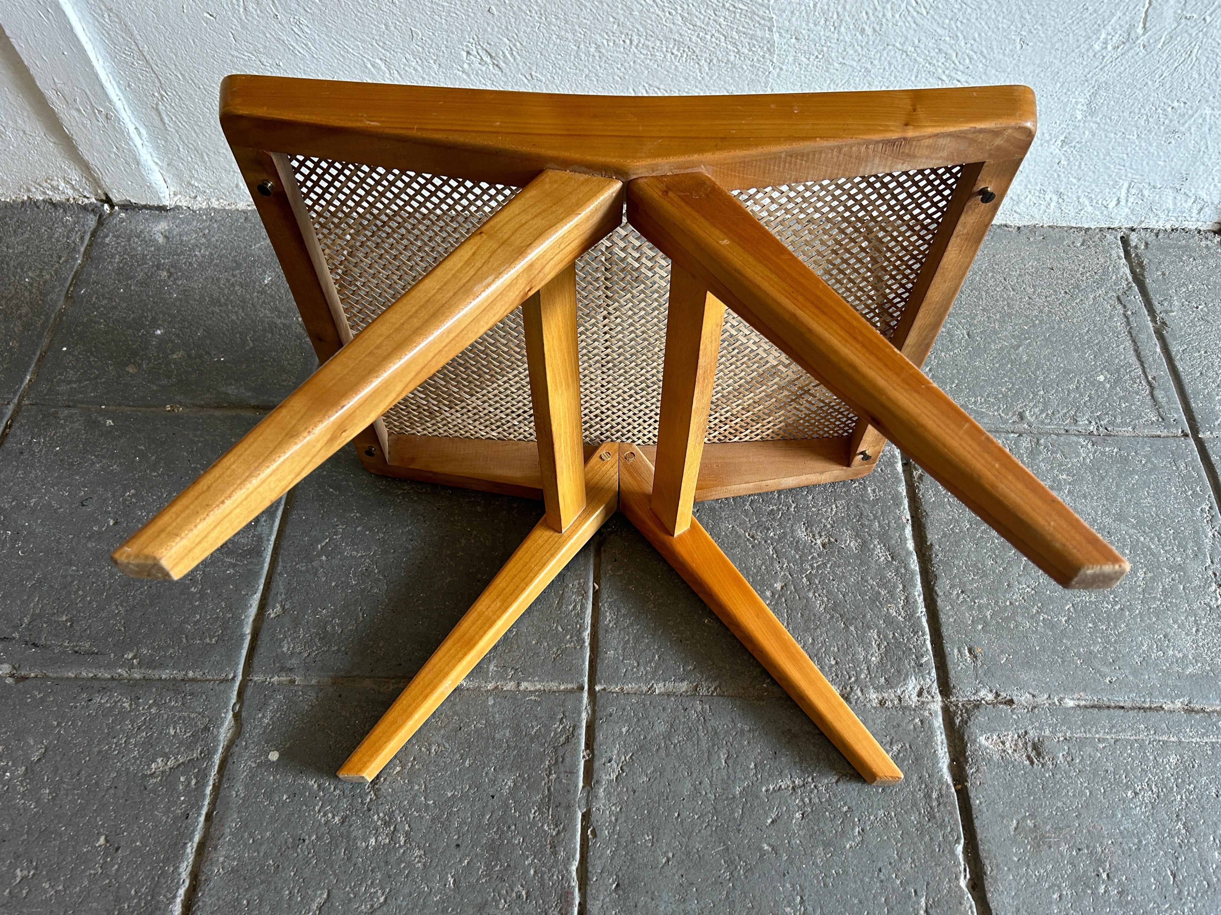 Canne Unique mid century modern low cane maple blonde stool ottoman studio craft en vente
