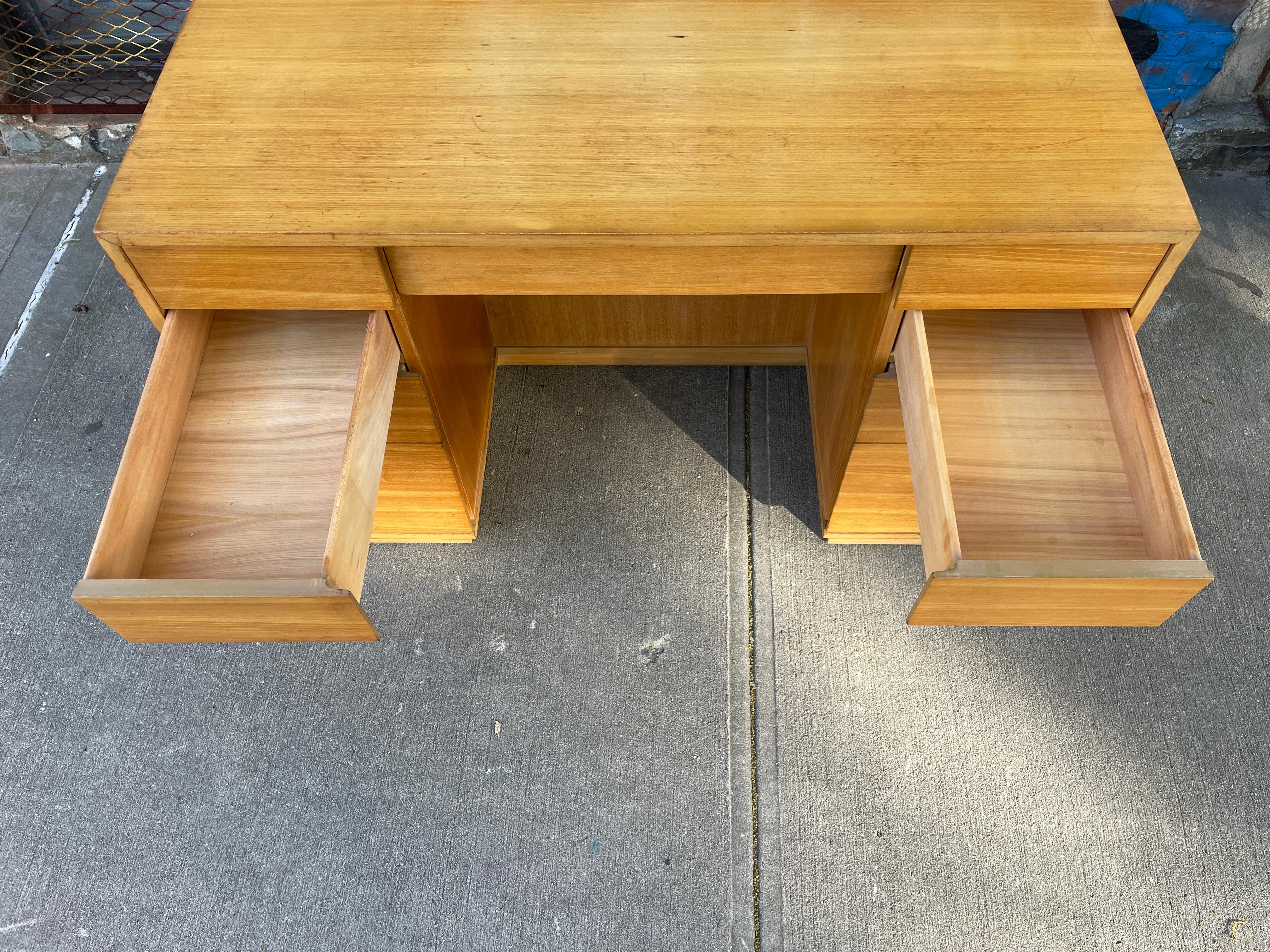 Schreibtisch mit 9 Schubladen aus Ahornholz von Drexel, Mid-Century Modern, Unikat (Holzarbeit) im Angebot
