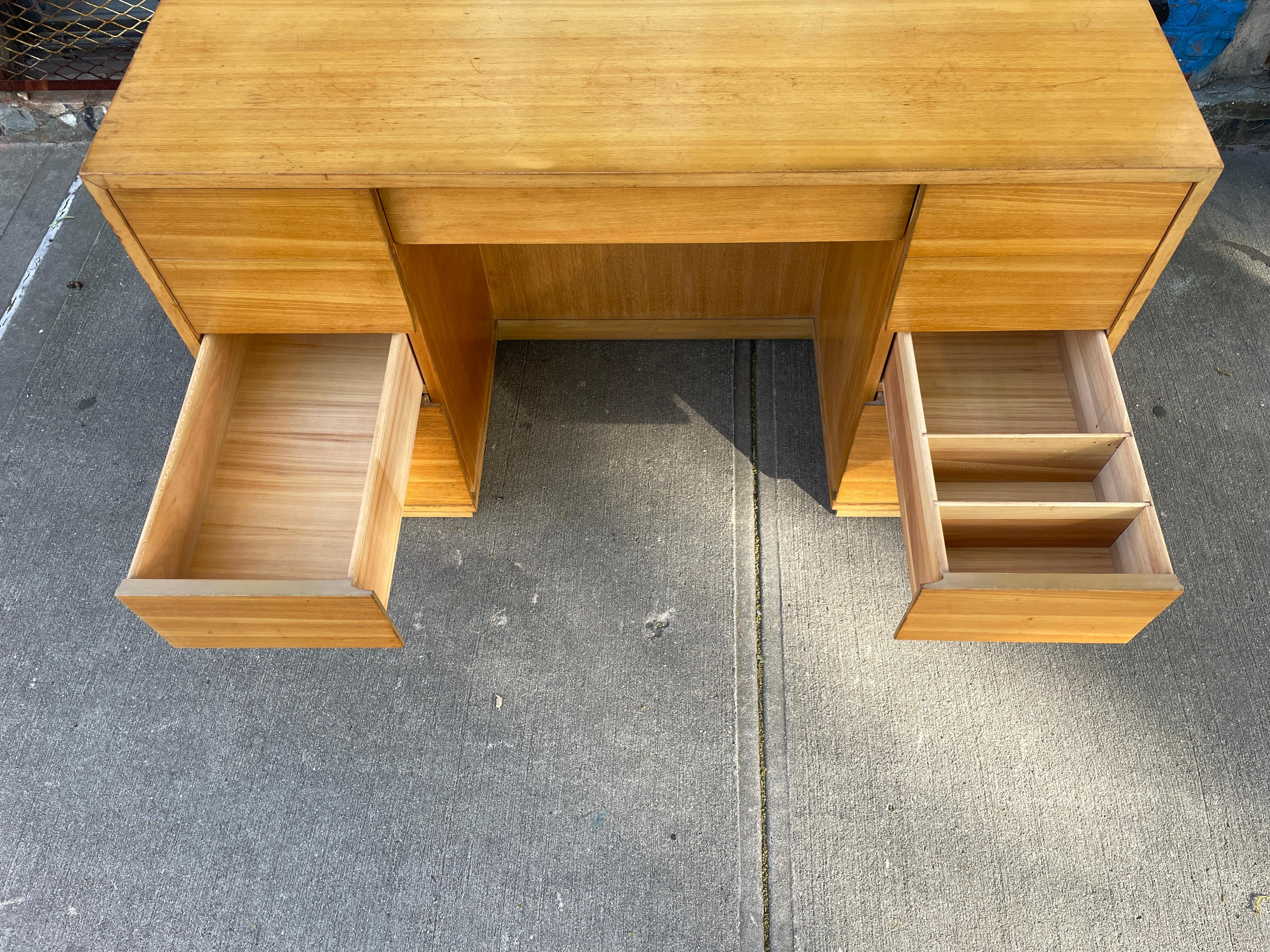 Schreibtisch mit 9 Schubladen aus Ahornholz von Drexel, Mid-Century Modern, Unikat im Zustand „Gut“ im Angebot in BROOKLYN, NY
