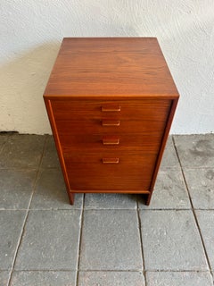 Comò a 4 cassetti in teak stretto di Hans Wegner, unico nel suo genere, risalente al Mid Century Modern