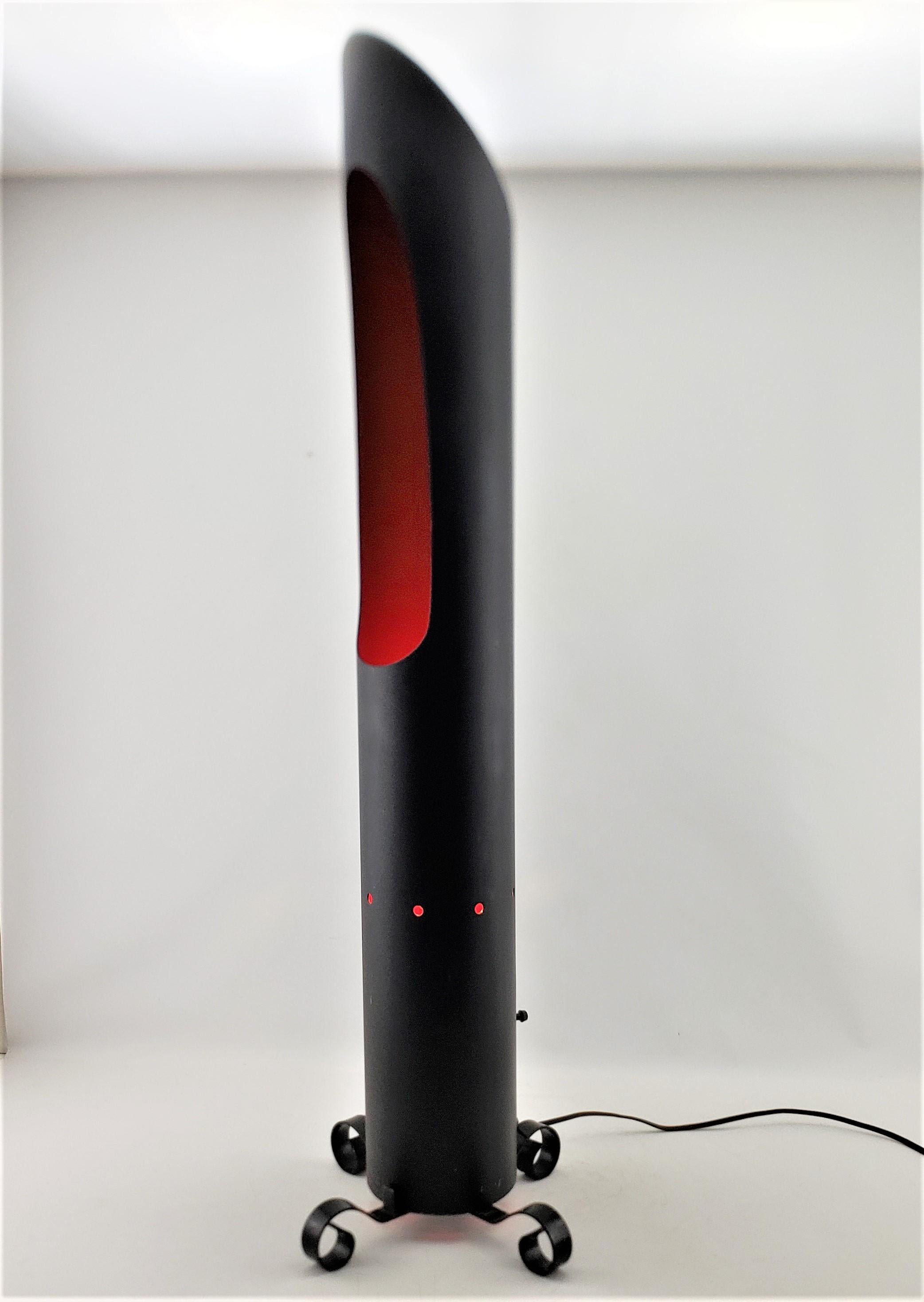 Lampada da terra o d'accento a colonna tubolare in metallo, unica nel suo genere, della modernità di metà secolo. in vendita 2