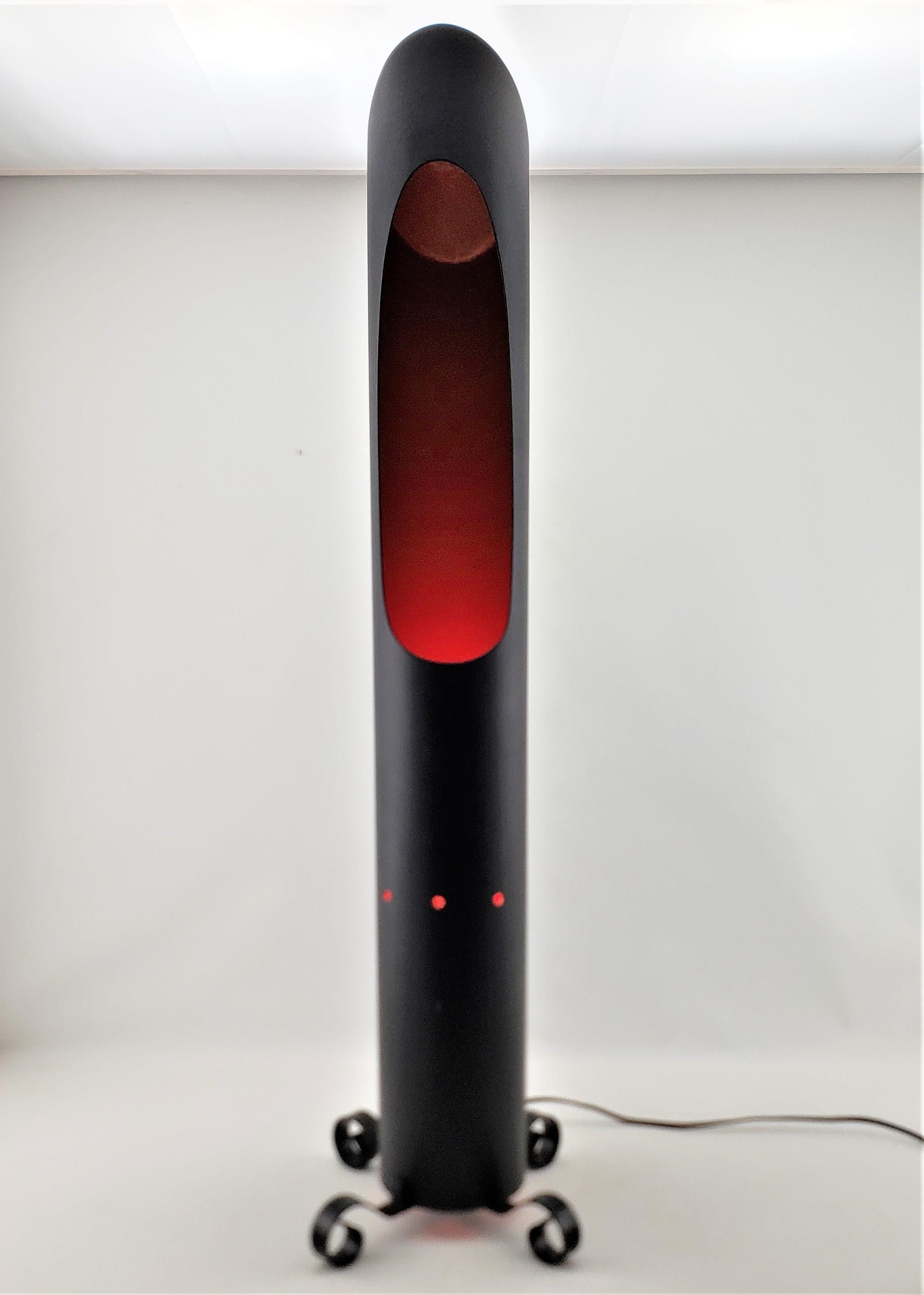 Lampada da terra o d'accento a colonna tubolare in metallo, unica nel suo genere, della modernità di metà secolo. in vendita 3