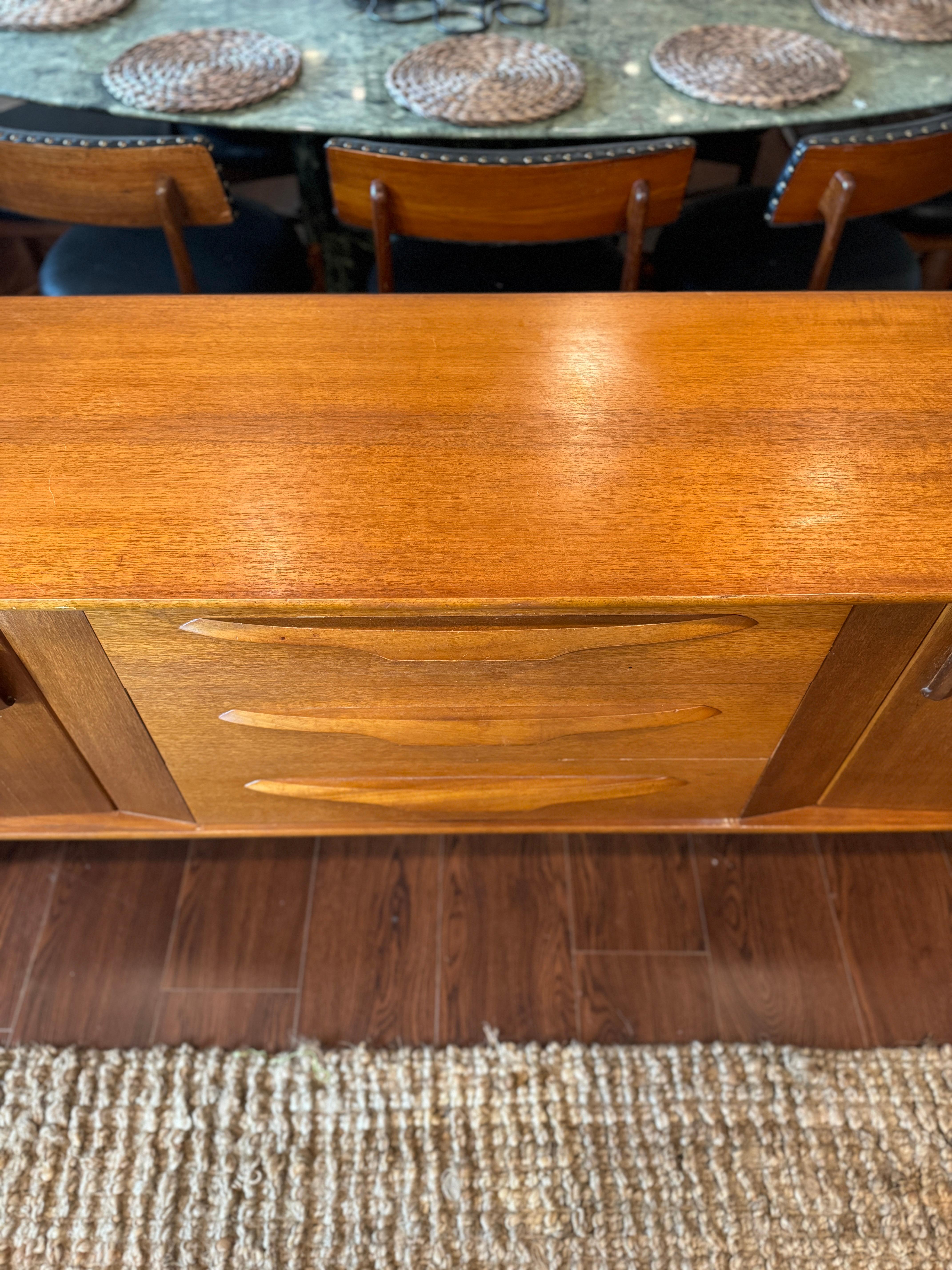 Unique mid century modern sideboard manufactured in UK, circa 1960s For Sale 4