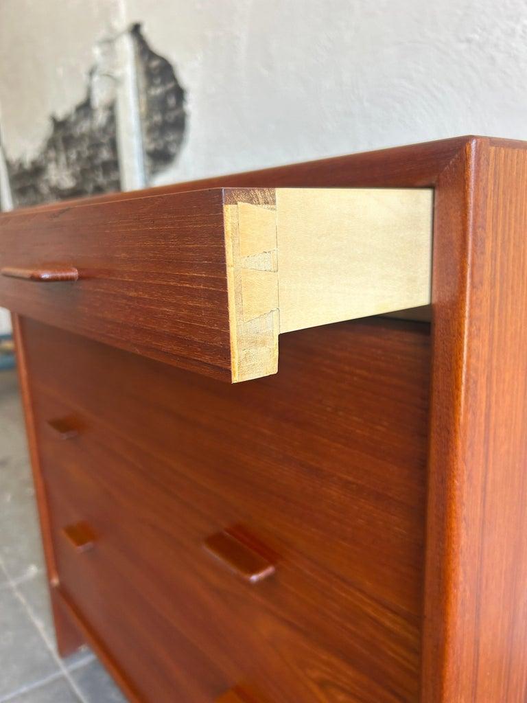 Bellissimo comò danese a 4 cassetti in teak disegnato da Hans J. Wegner CIRCA 1960. Comò impiallacciato in teak con maniglie in teak massiccio e cassetti in betulla. Tutti i cassetti scorrono senza intoppi grazie a una struttura di alto livello.