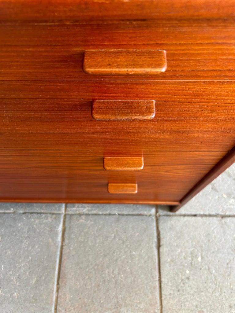 Mid-Century moderno Piccolo comò a 4 cassetti in teak di Hans Wegner, unico nel suo genere. in vendita