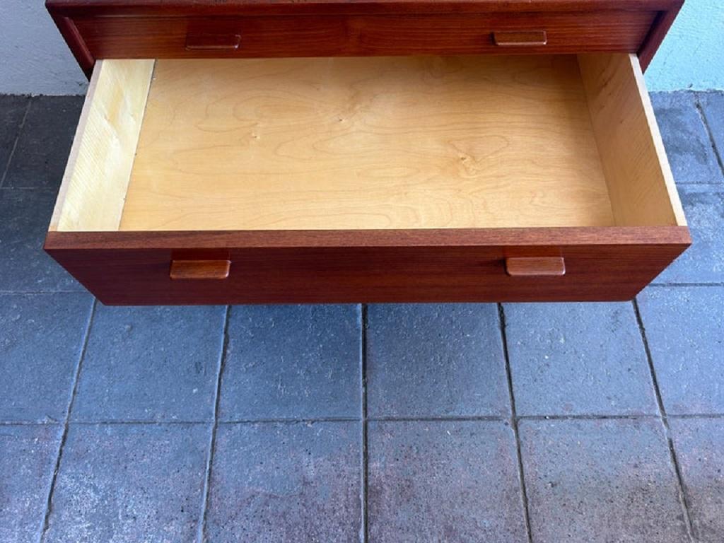 Falegnameria Piccolo comò a 4 cassetti in teak di Hans Wegner, unico nel suo genere. in vendita