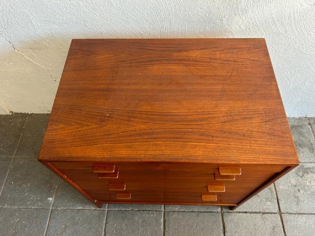 Piccolo comò a 4 cassetti in teak di Hans Wegner, unico nel suo genere. In condizioni buone in vendita a Brooklyn, NY