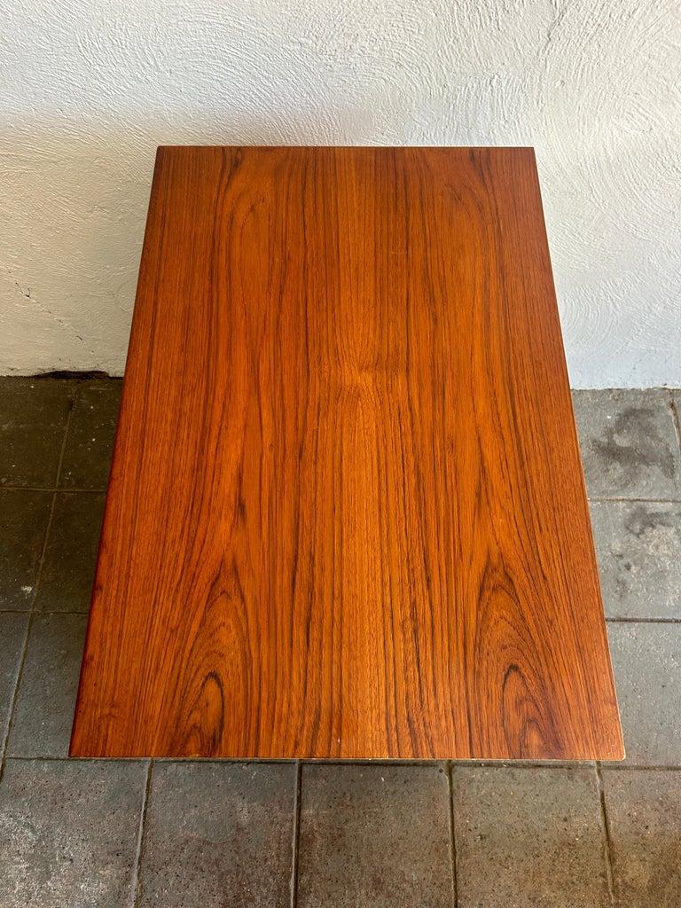 Metà XX secolo Piccolo comò a 4 cassetti in teak di Hans Wegner, unico nel suo genere. in vendita