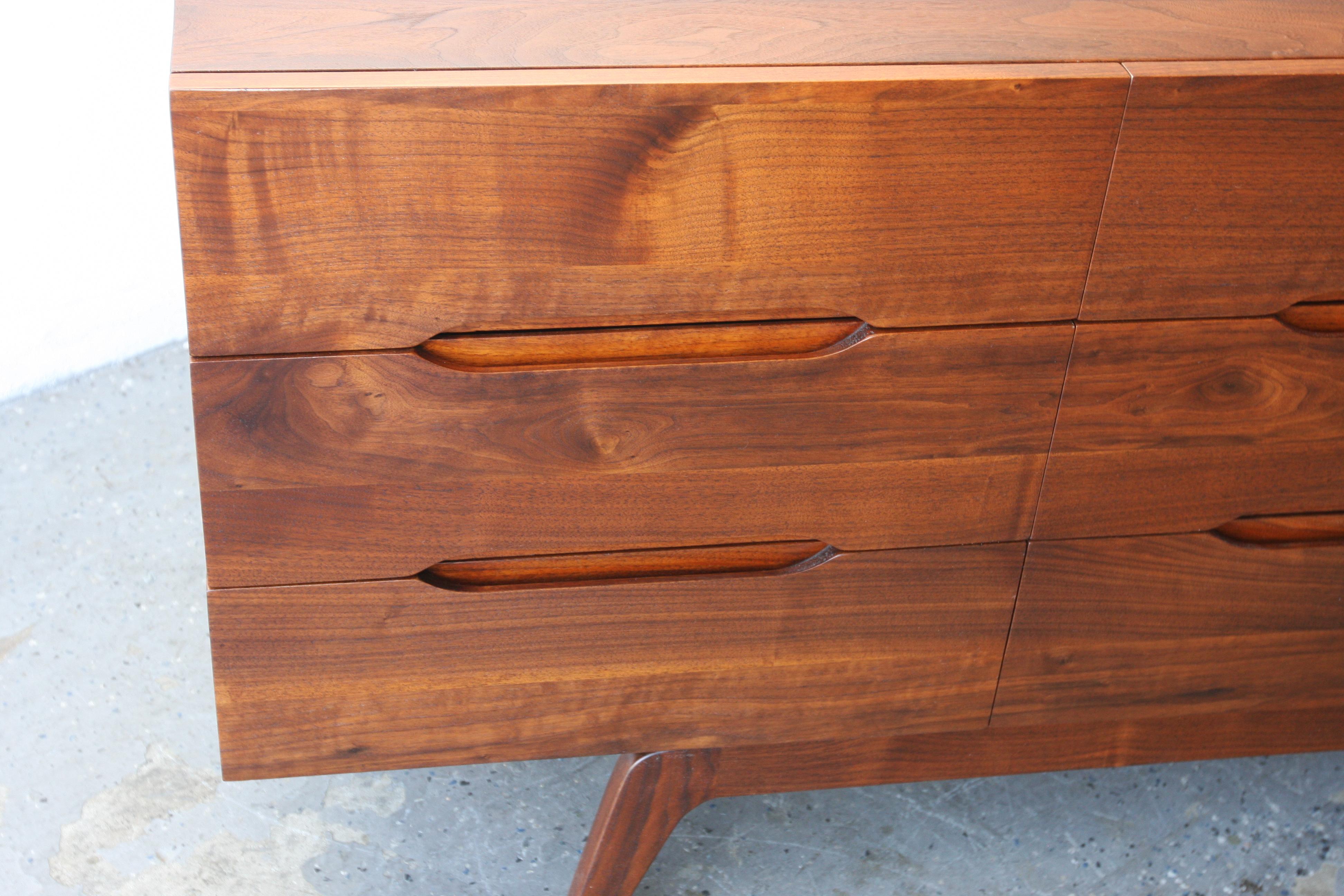 Comò/Credenza in noce massiccio, unico nel suo genere, della modernità di metà secolo, nello stile di Arne Vodder In condizioni buone in vendita a Las Vegas, NV