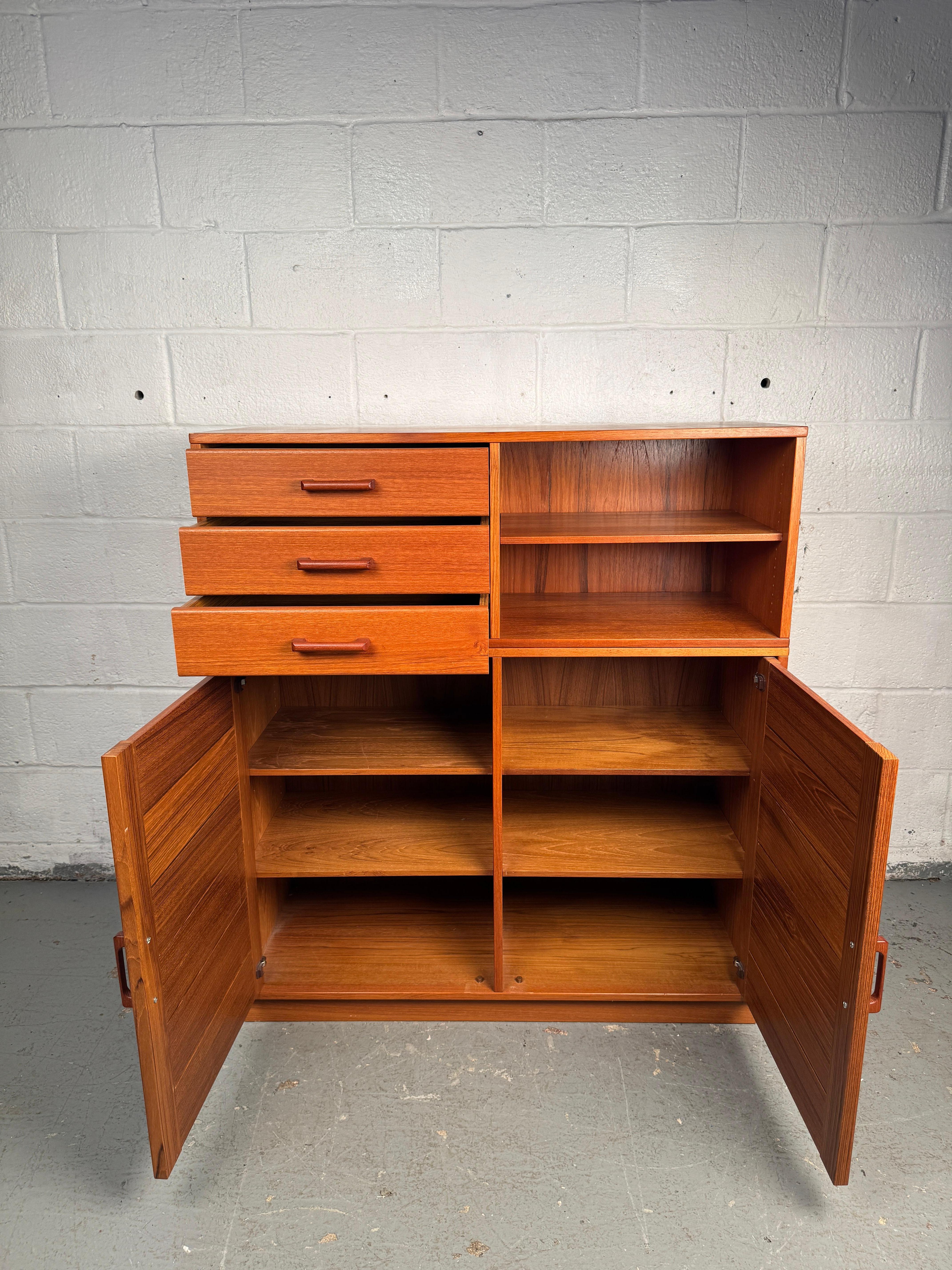 Einzigartiger moderner dänischer Schrank aus Teakholz aus der Jahrhundertmitte im Angebot 4