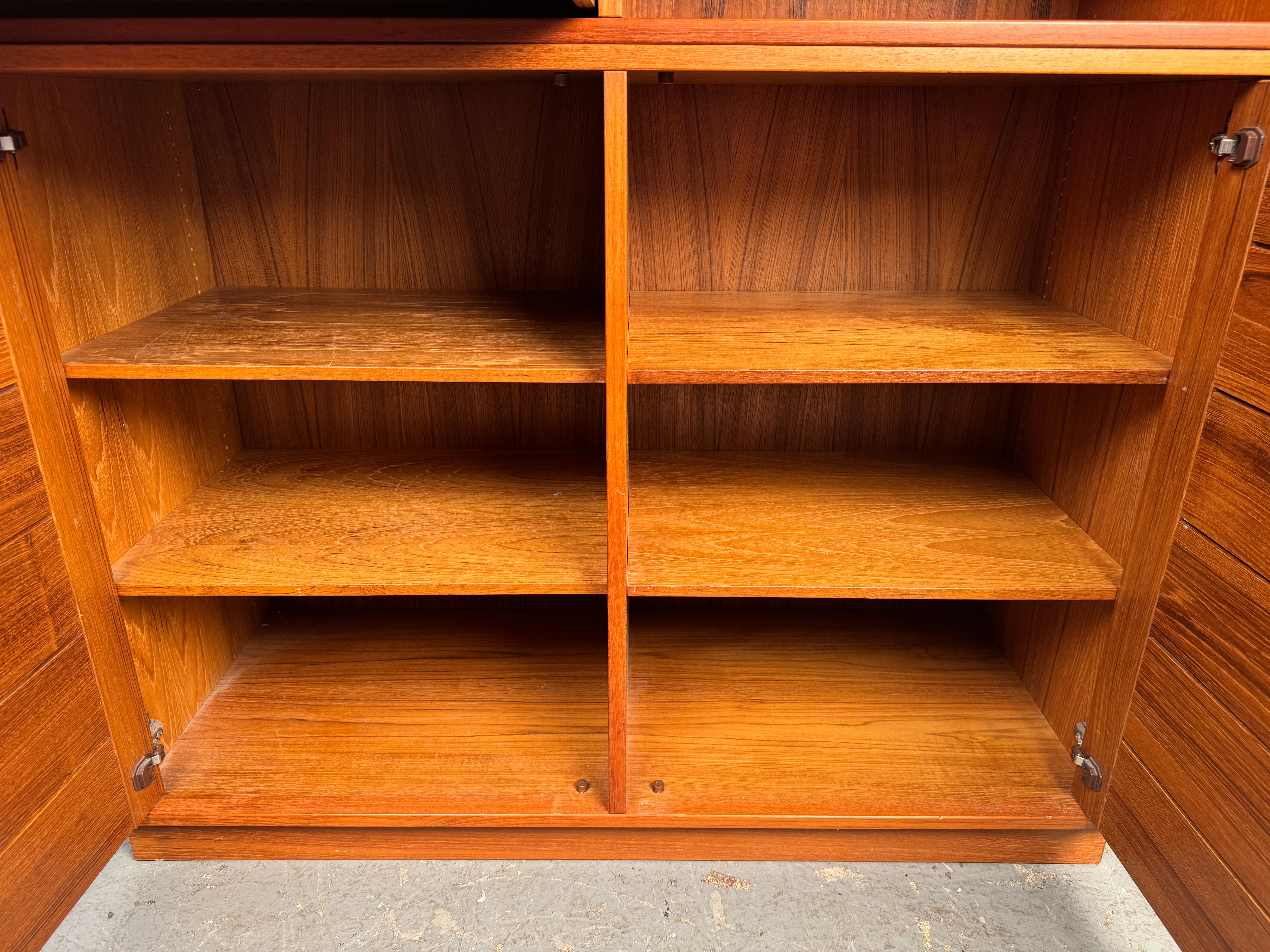 Einzigartiger moderner dänischer Schrank aus Teakholz aus der Jahrhundertmitte im Angebot 5