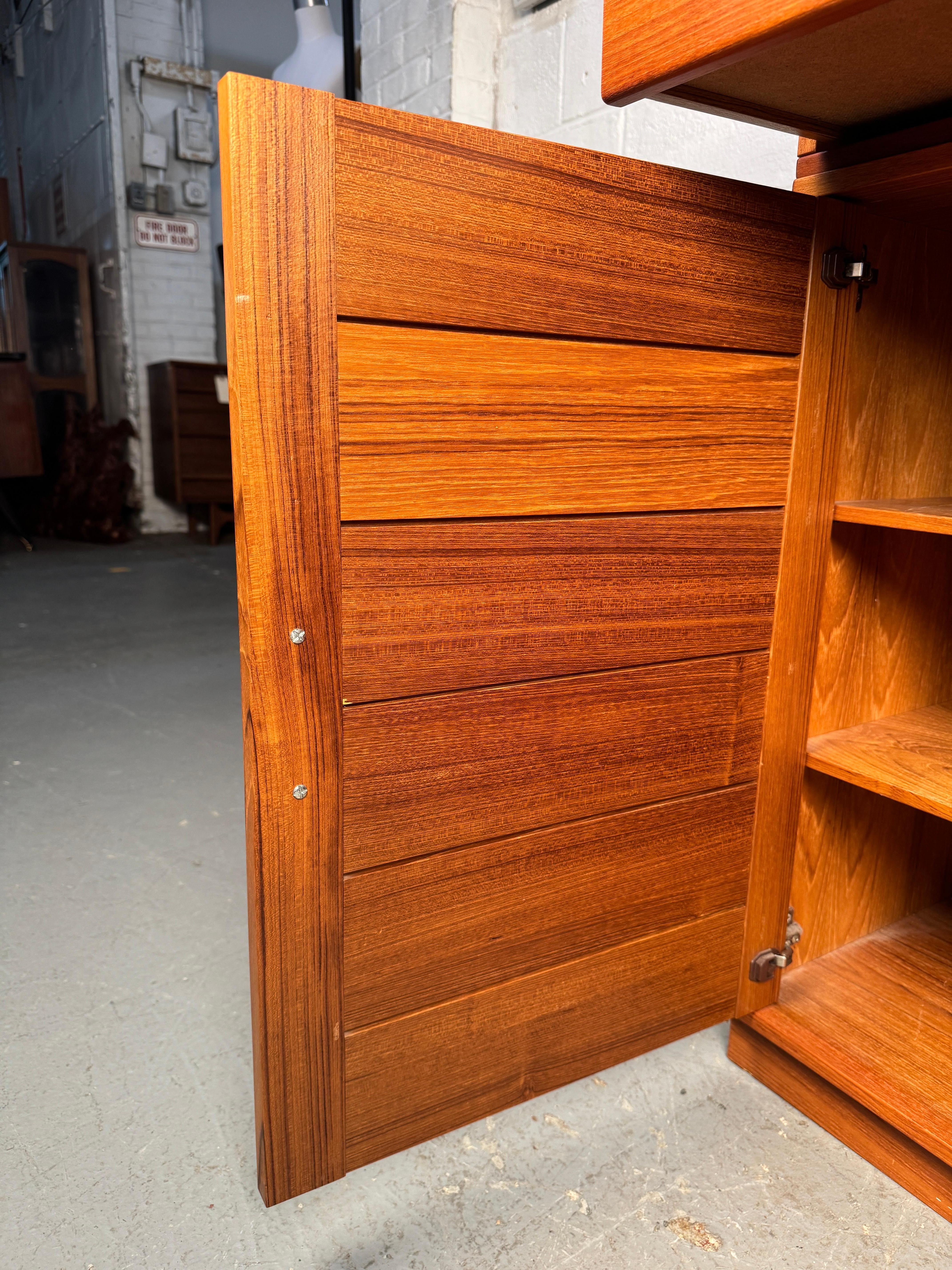 Einzigartiger moderner dänischer Schrank aus Teakholz aus der Jahrhundertmitte im Angebot 6