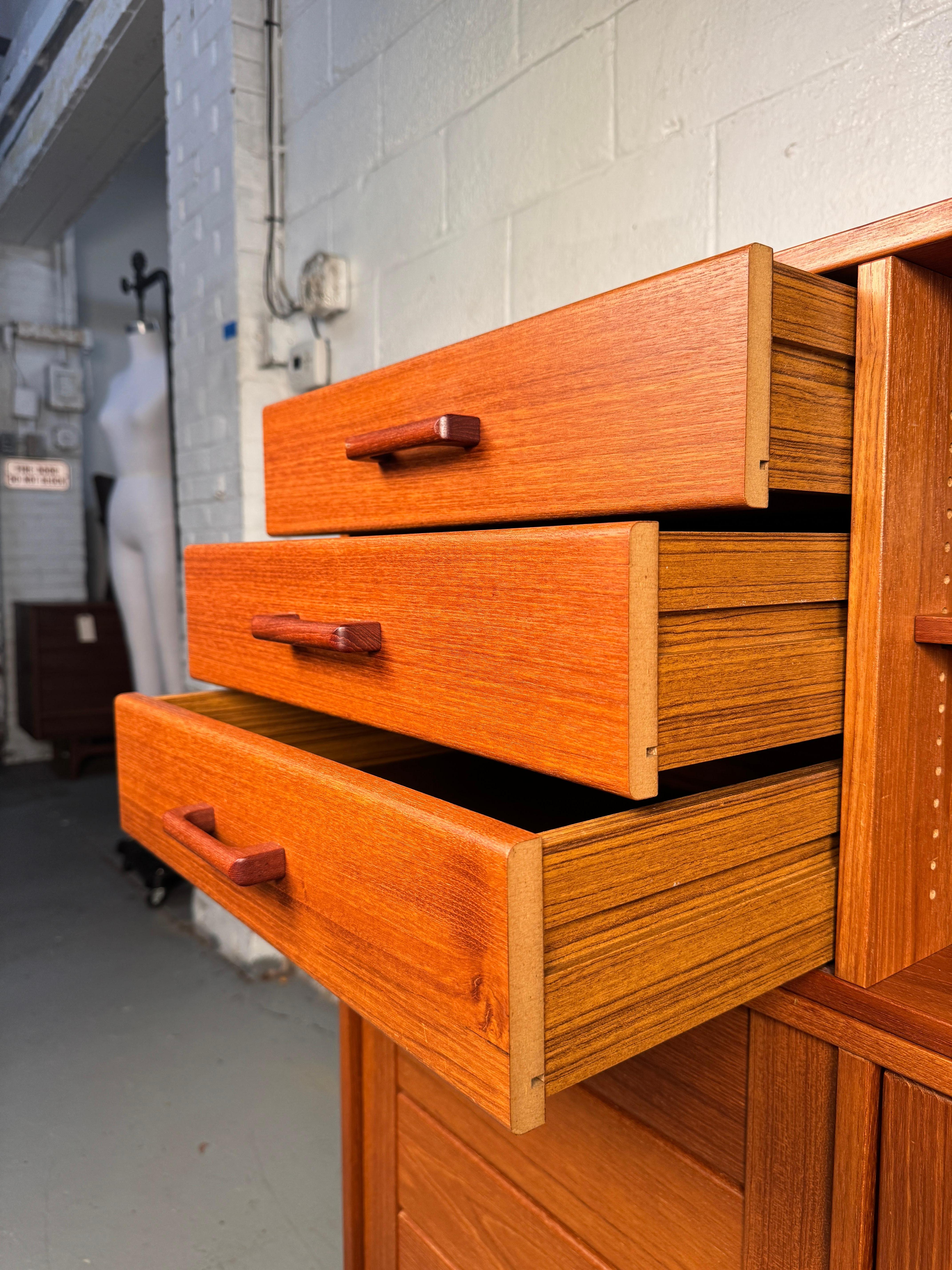 Einzigartiger moderner dänischer Schrank aus Teakholz aus der Jahrhundertmitte im Angebot 7