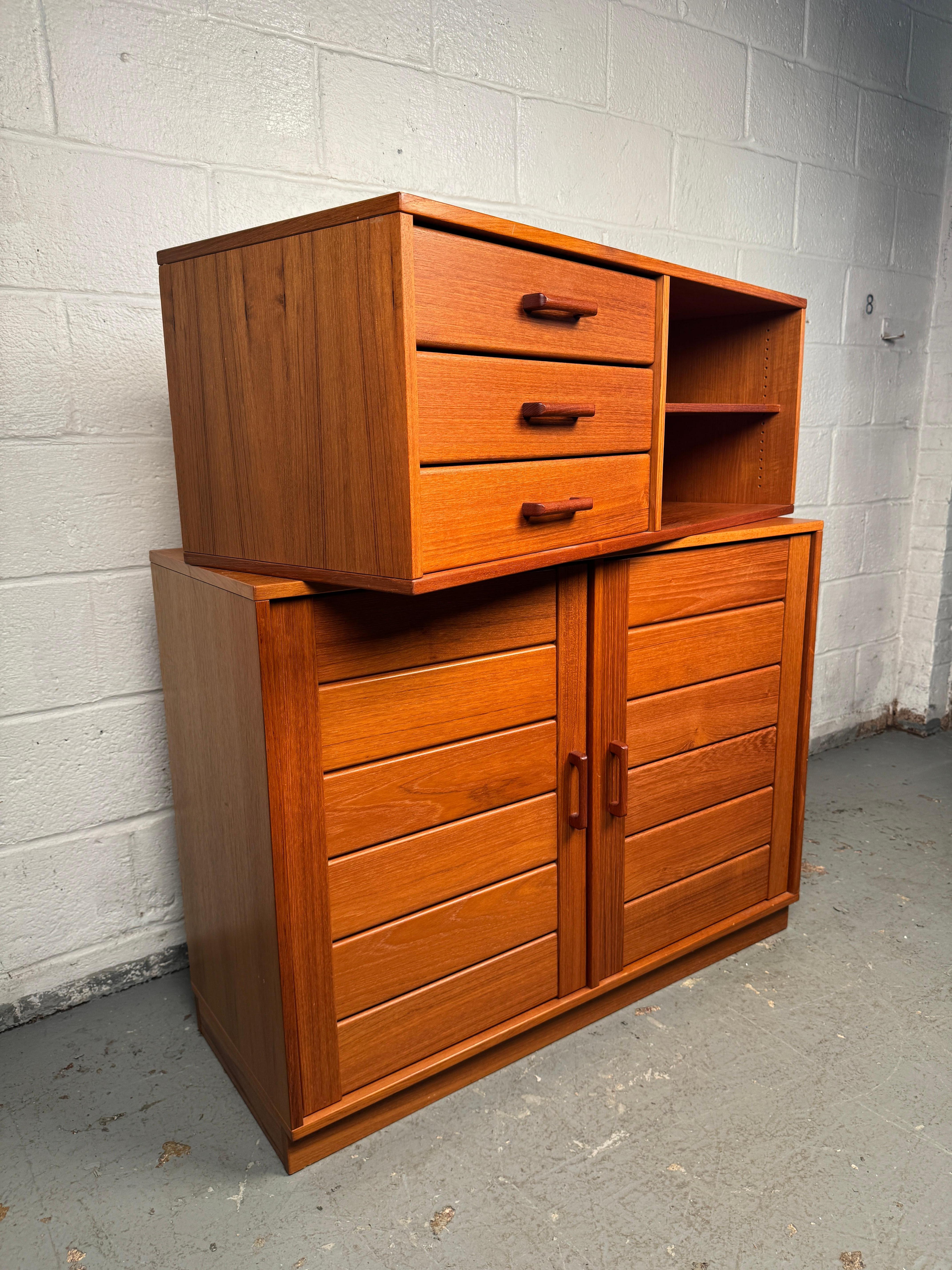 Einzigartiger moderner dänischer Schrank aus Teakholz aus der Jahrhundertmitte im Angebot 8