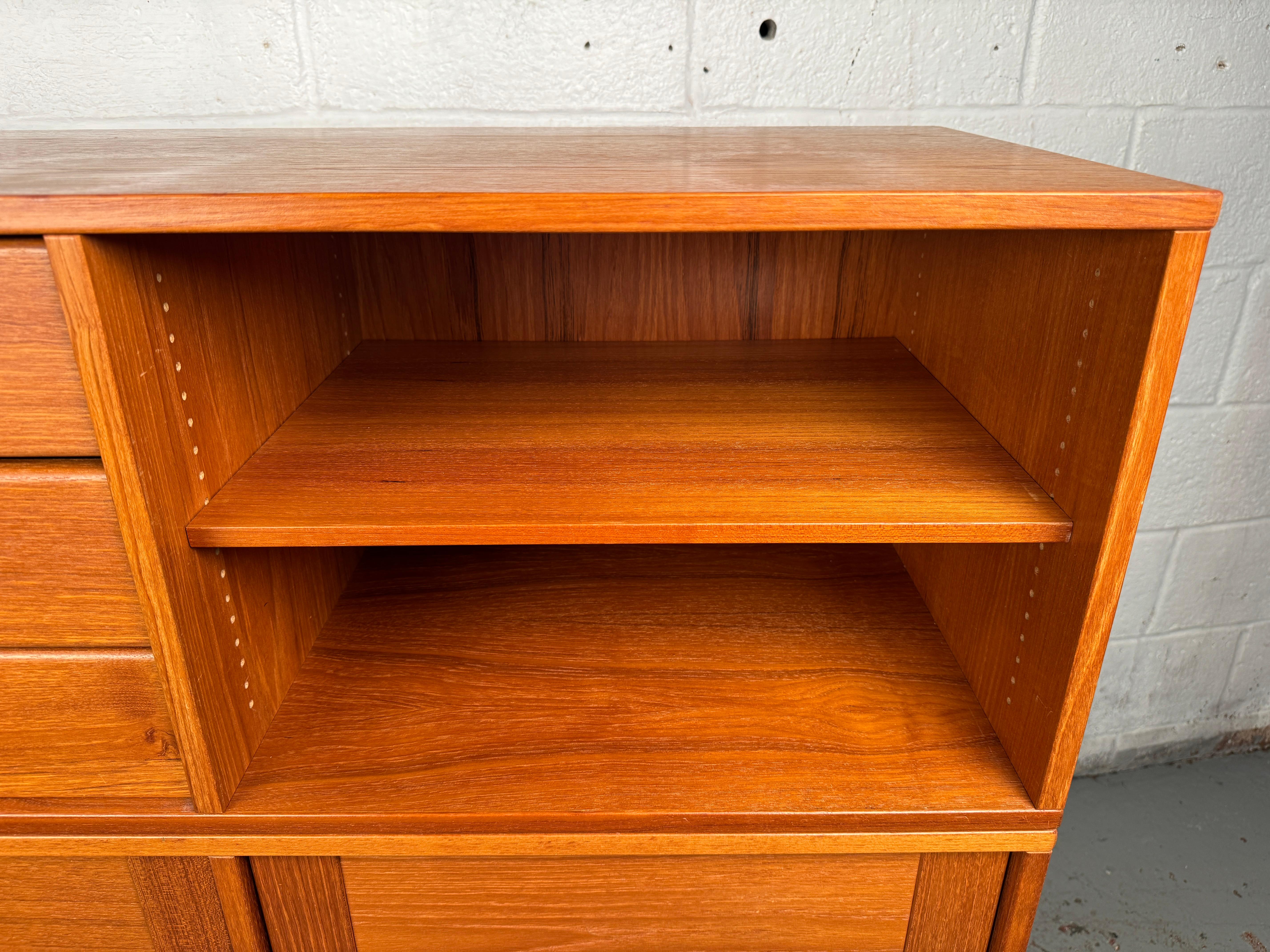 Einzigartiger moderner dänischer Schrank aus Teakholz aus der Jahrhundertmitte im Angebot 11
