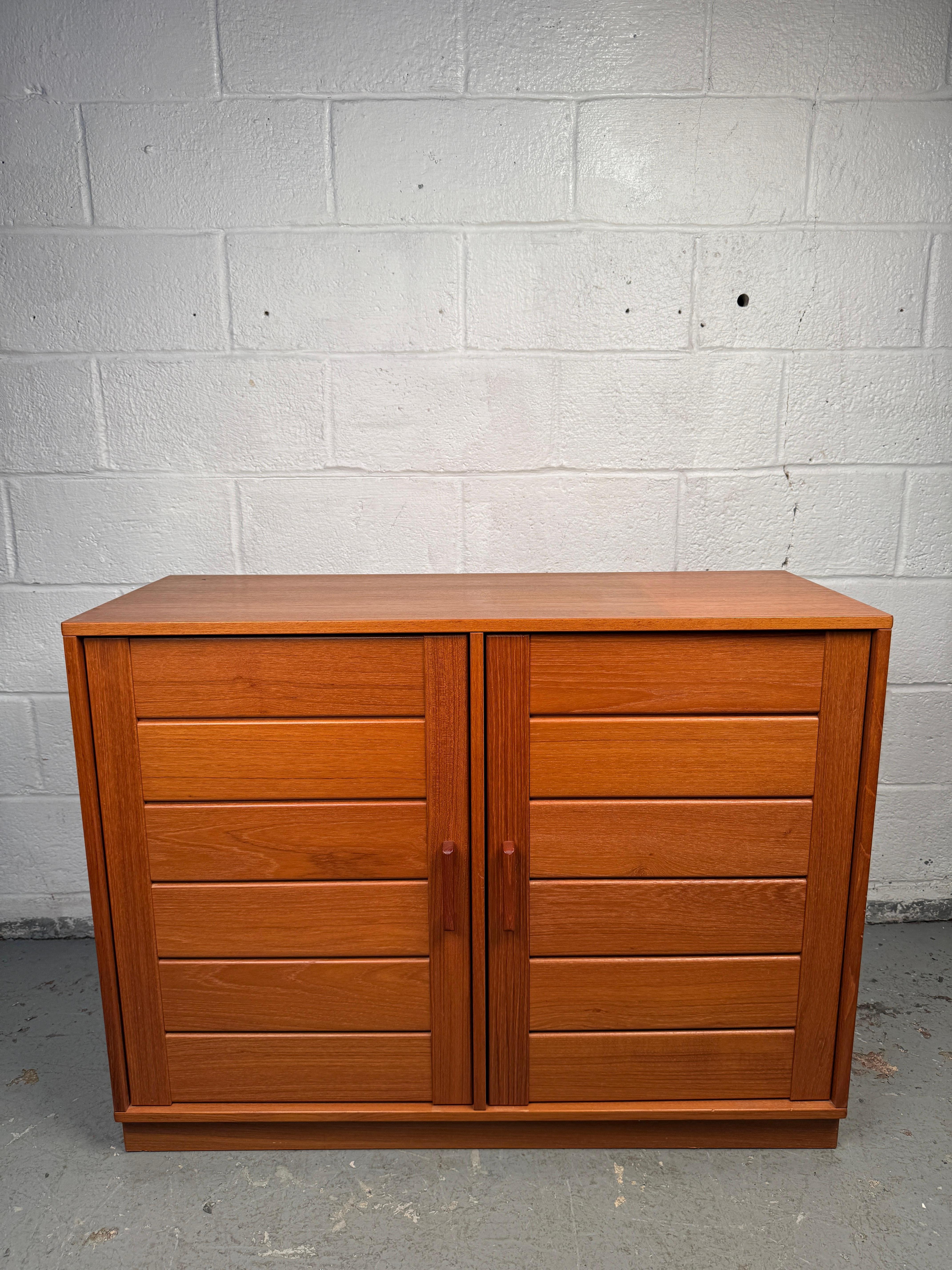 Einzigartiger moderner dänischer Schrank aus Teakholz aus der Jahrhundertmitte im Angebot 12