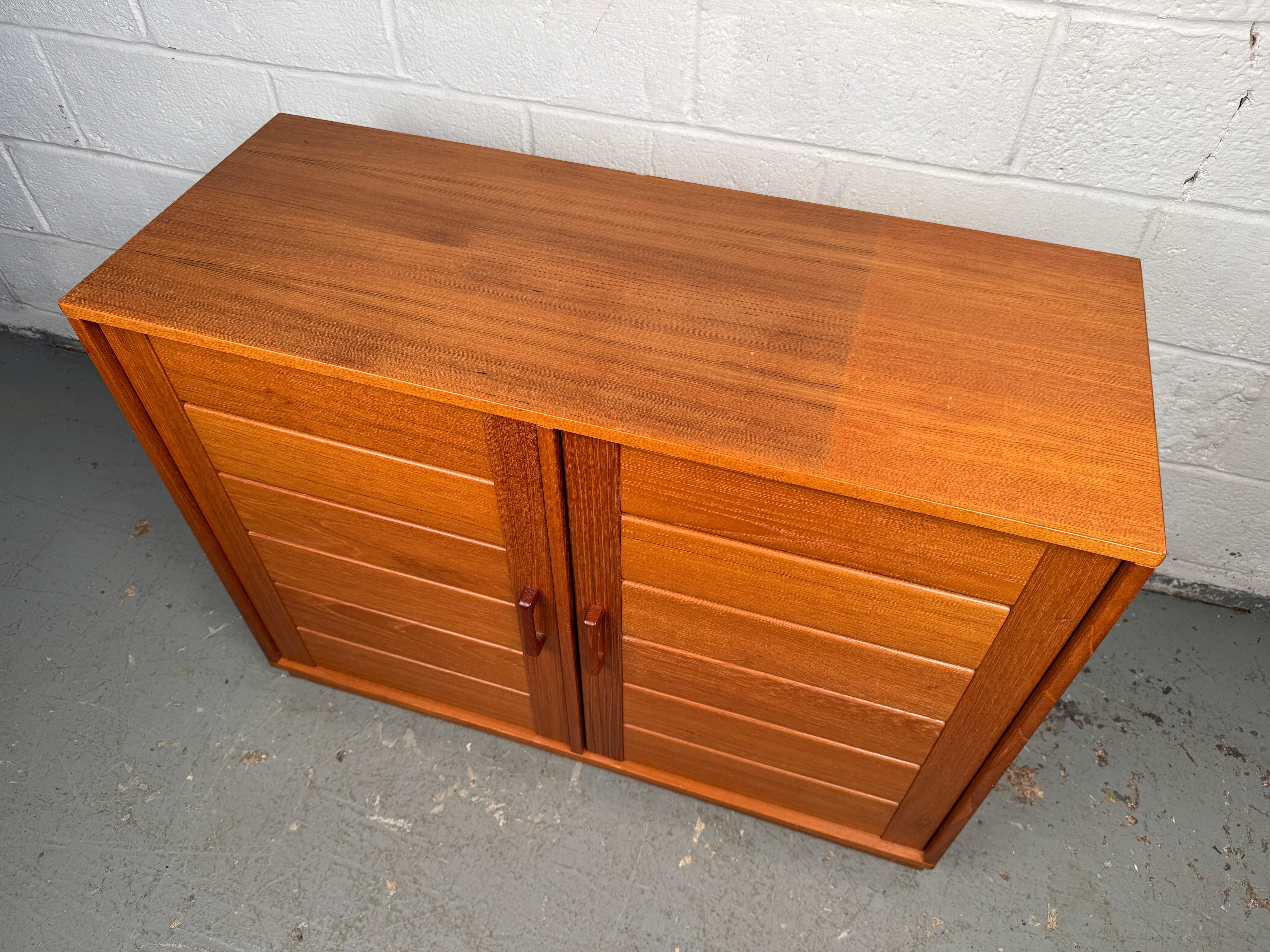 Einzigartiger moderner dänischer Schrank aus Teakholz aus der Jahrhundertmitte im Angebot 13