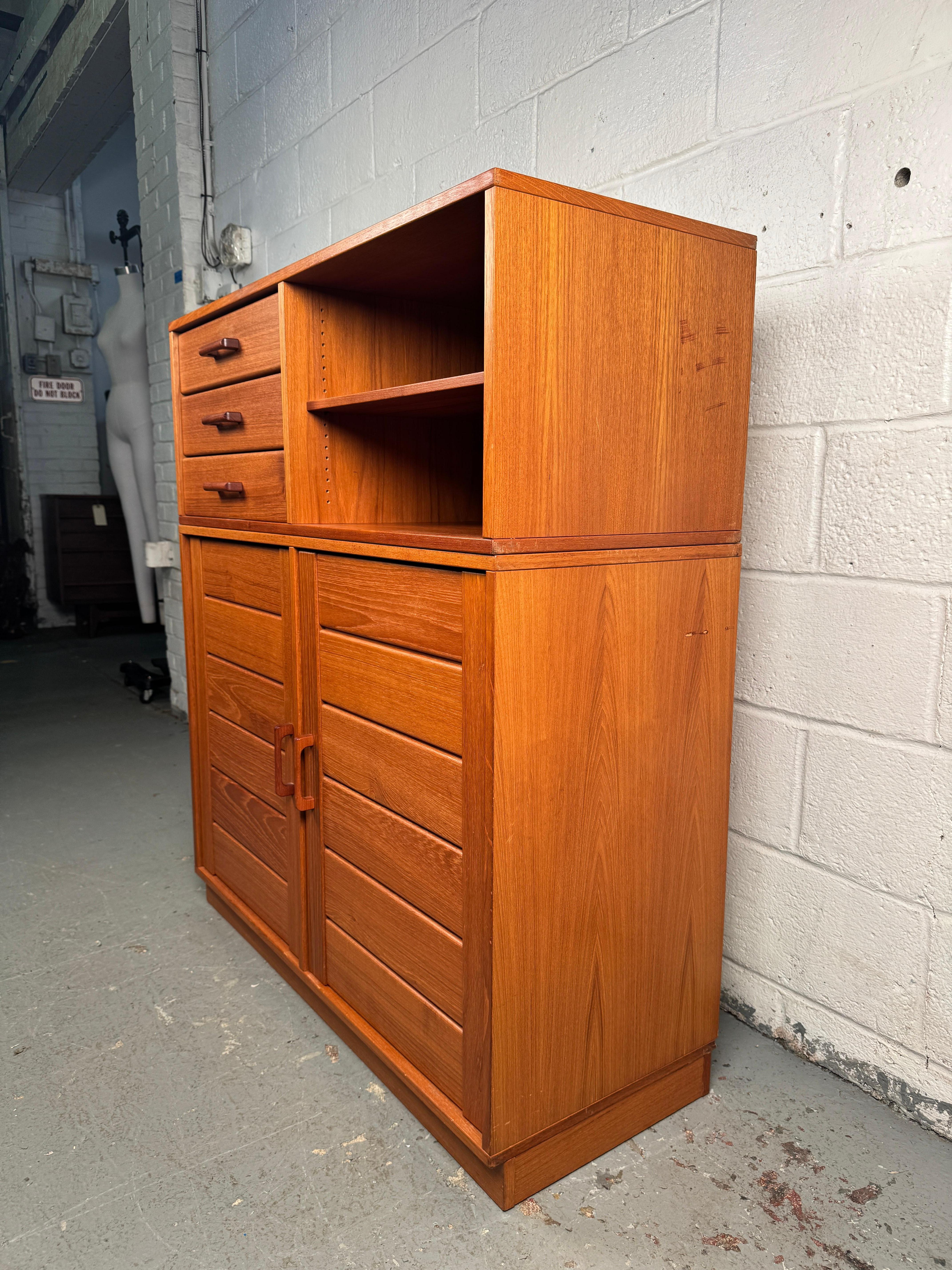 Einzigartiger moderner dänischer Schrank aus Teakholz aus der Jahrhundertmitte (Moderne der Mitte des Jahrhunderts) im Angebot