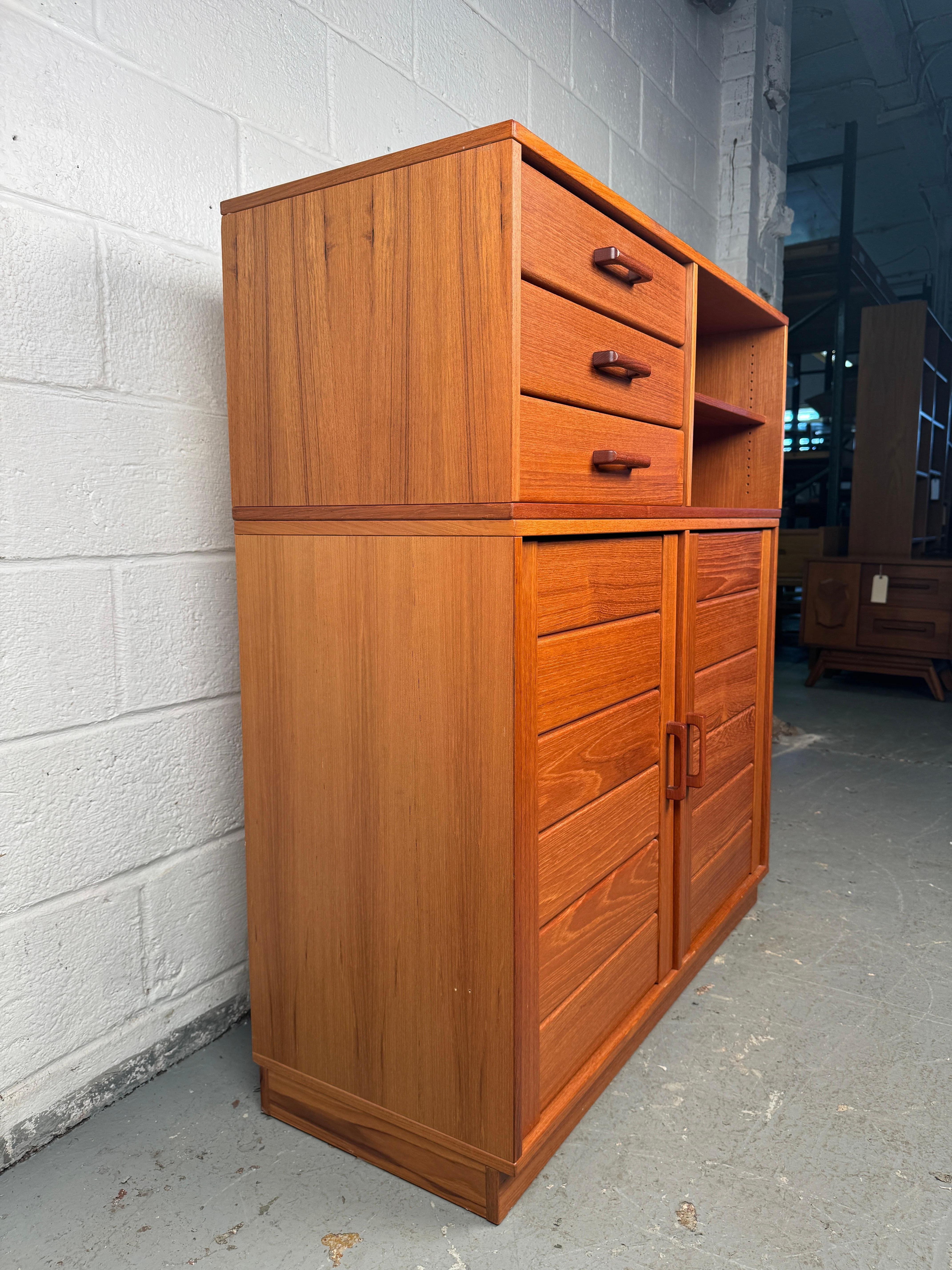 Einzigartiger moderner dänischer Schrank aus Teakholz aus der Jahrhundertmitte (Dänisch) im Angebot