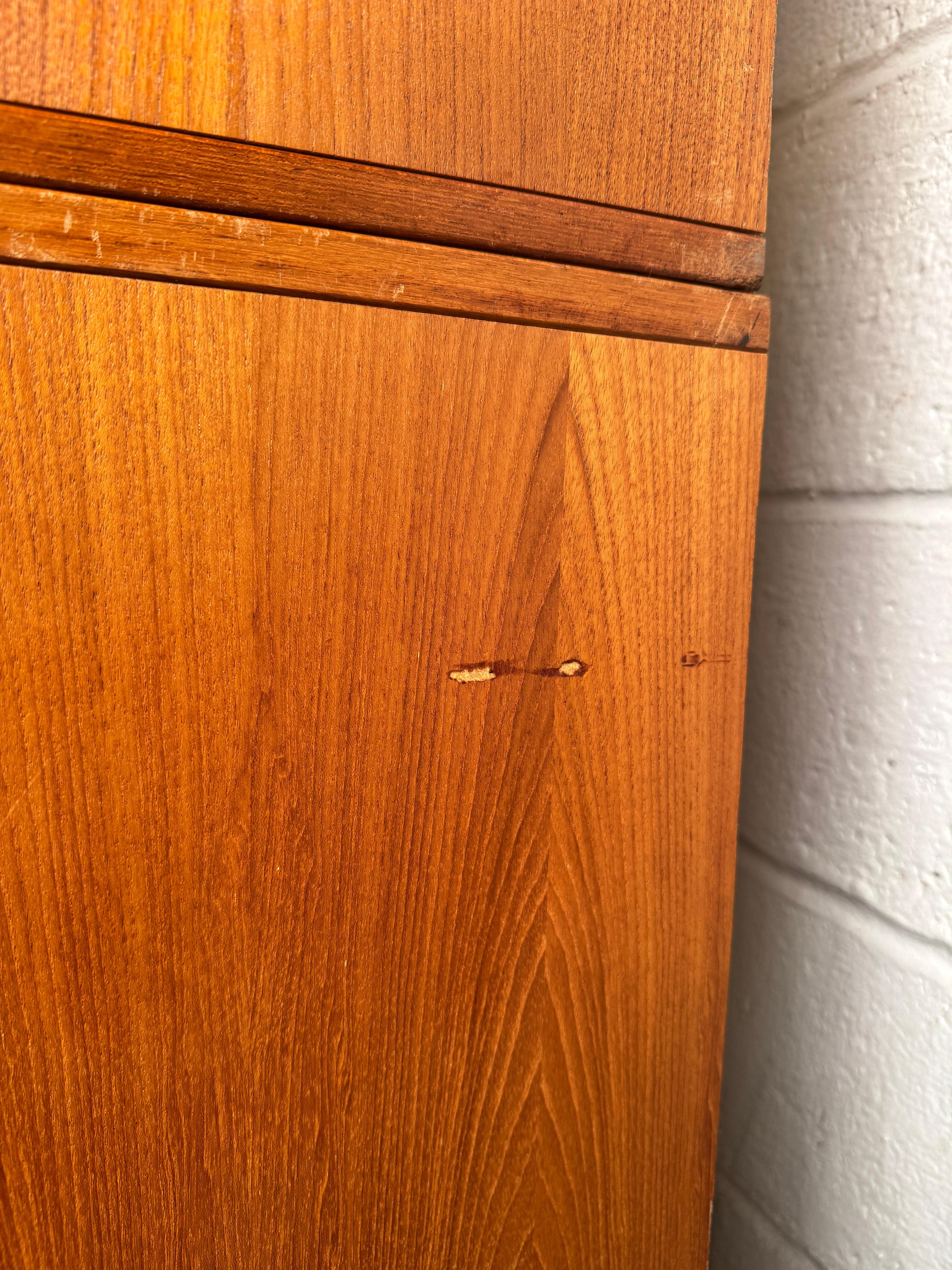 Einzigartiger moderner dänischer Schrank aus Teakholz aus der Jahrhundertmitte im Zustand „Gut“ im Angebot in Brooklyn, NY