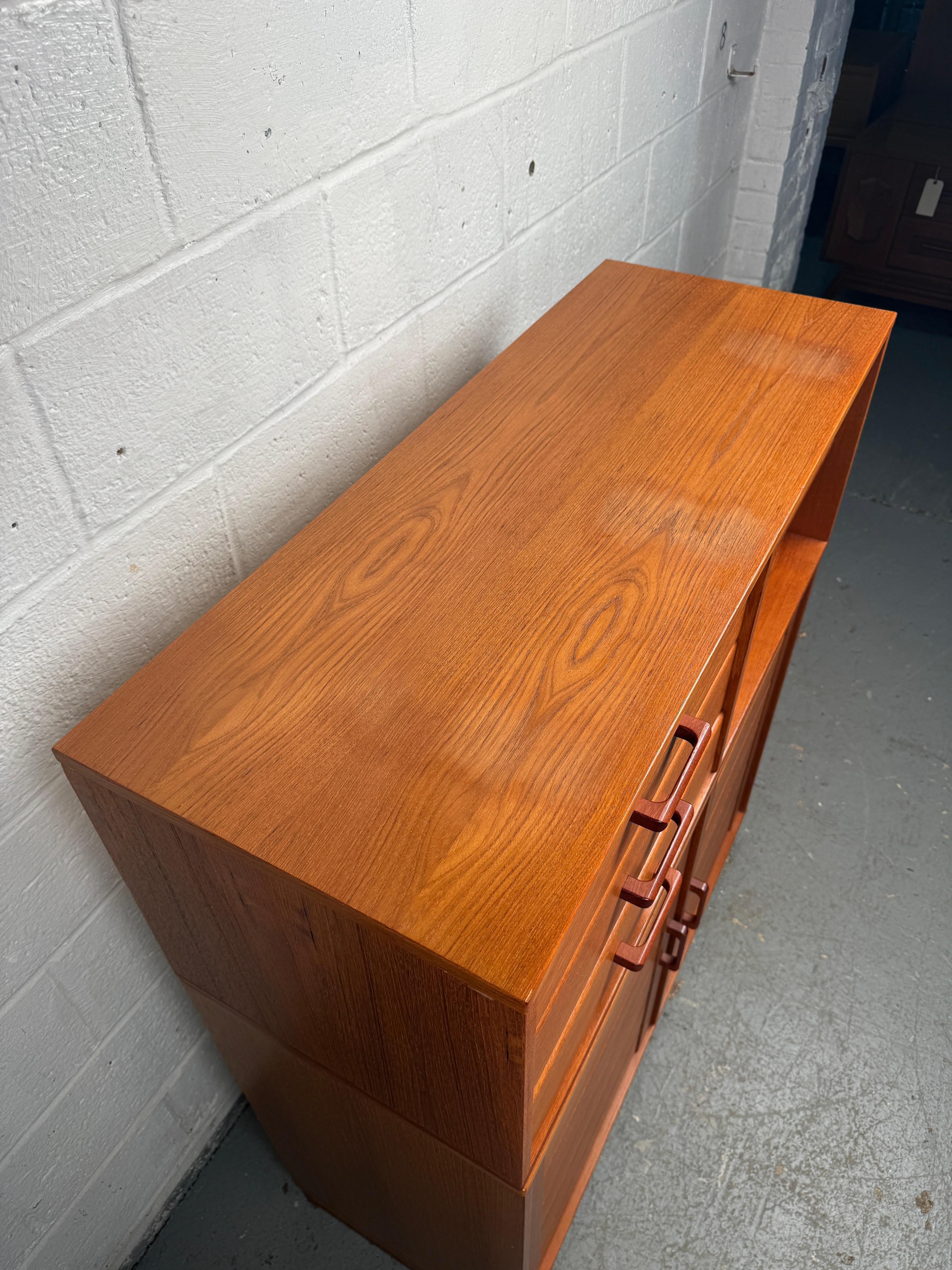 Einzigartiger moderner dänischer Schrank aus Teakholz aus der Jahrhundertmitte im Angebot 1
