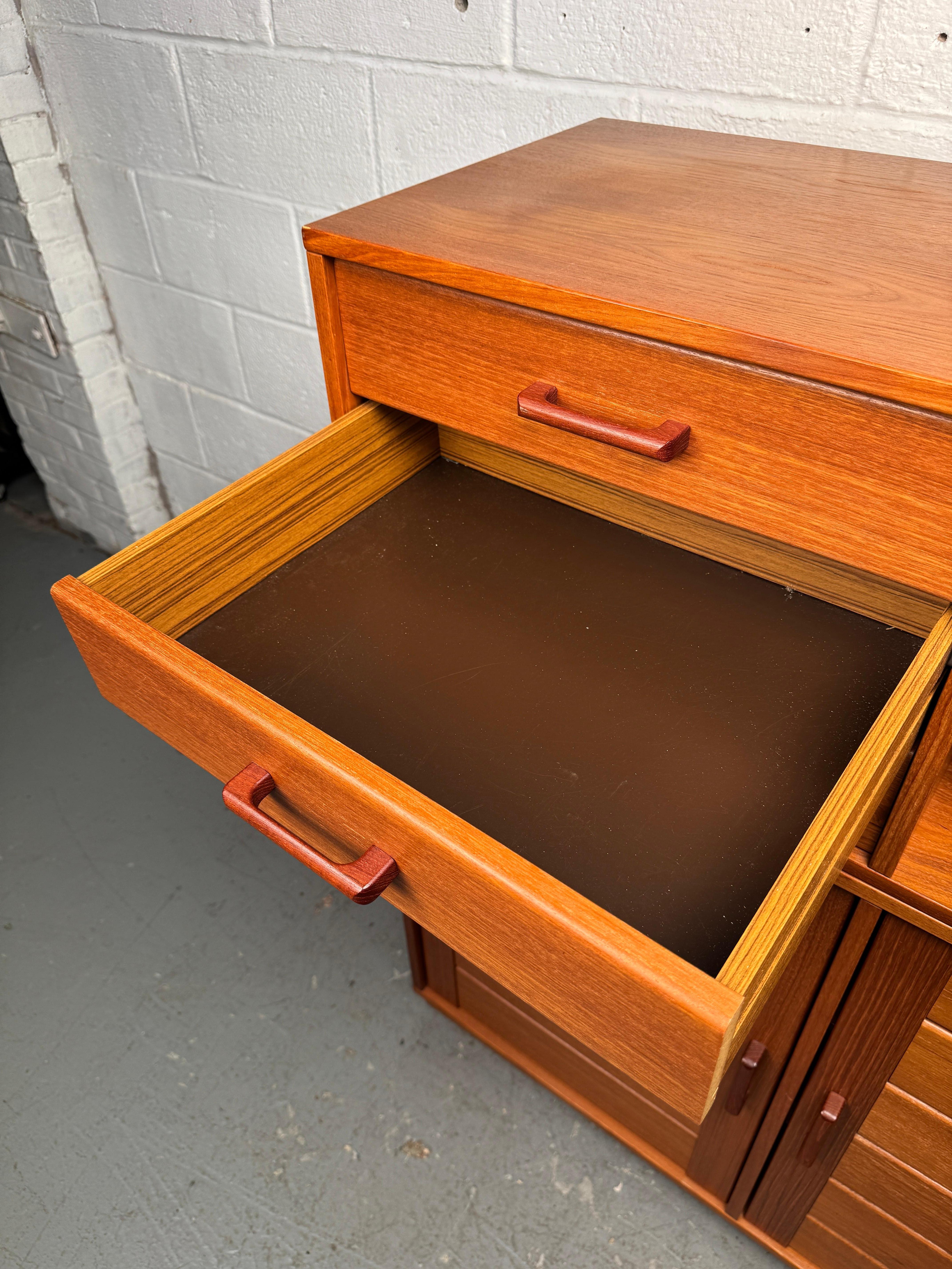 Einzigartiger moderner dänischer Schrank aus Teakholz aus der Jahrhundertmitte im Angebot 3