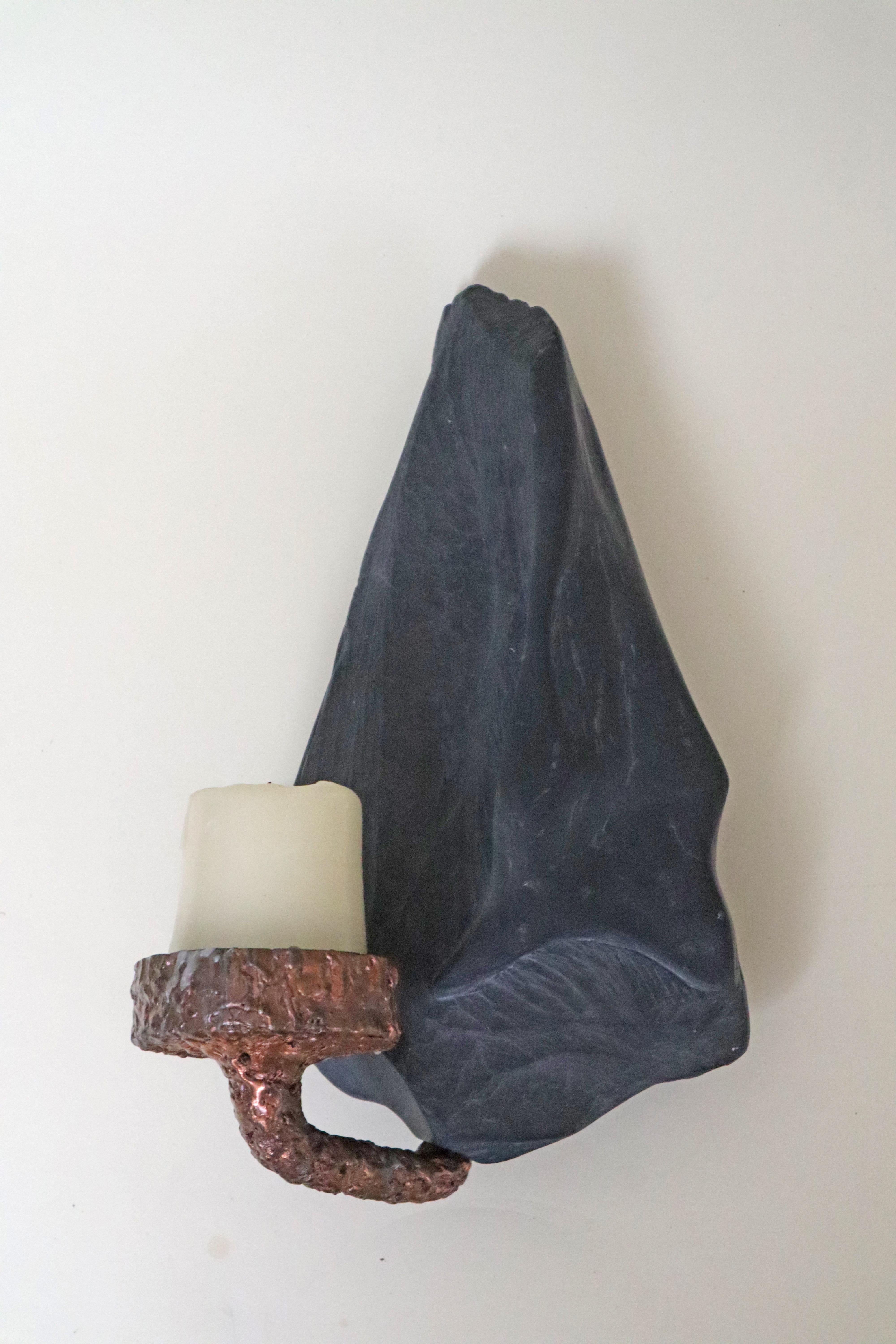 Questo grazioso portacandele da parete è stato trovato nella proprietà di una coppia di architetti appassionati di collezionismo di arte e design. Possedevano molte opere d'arte internazionali. Questo portacandele era esposto nel loro bellissimo e