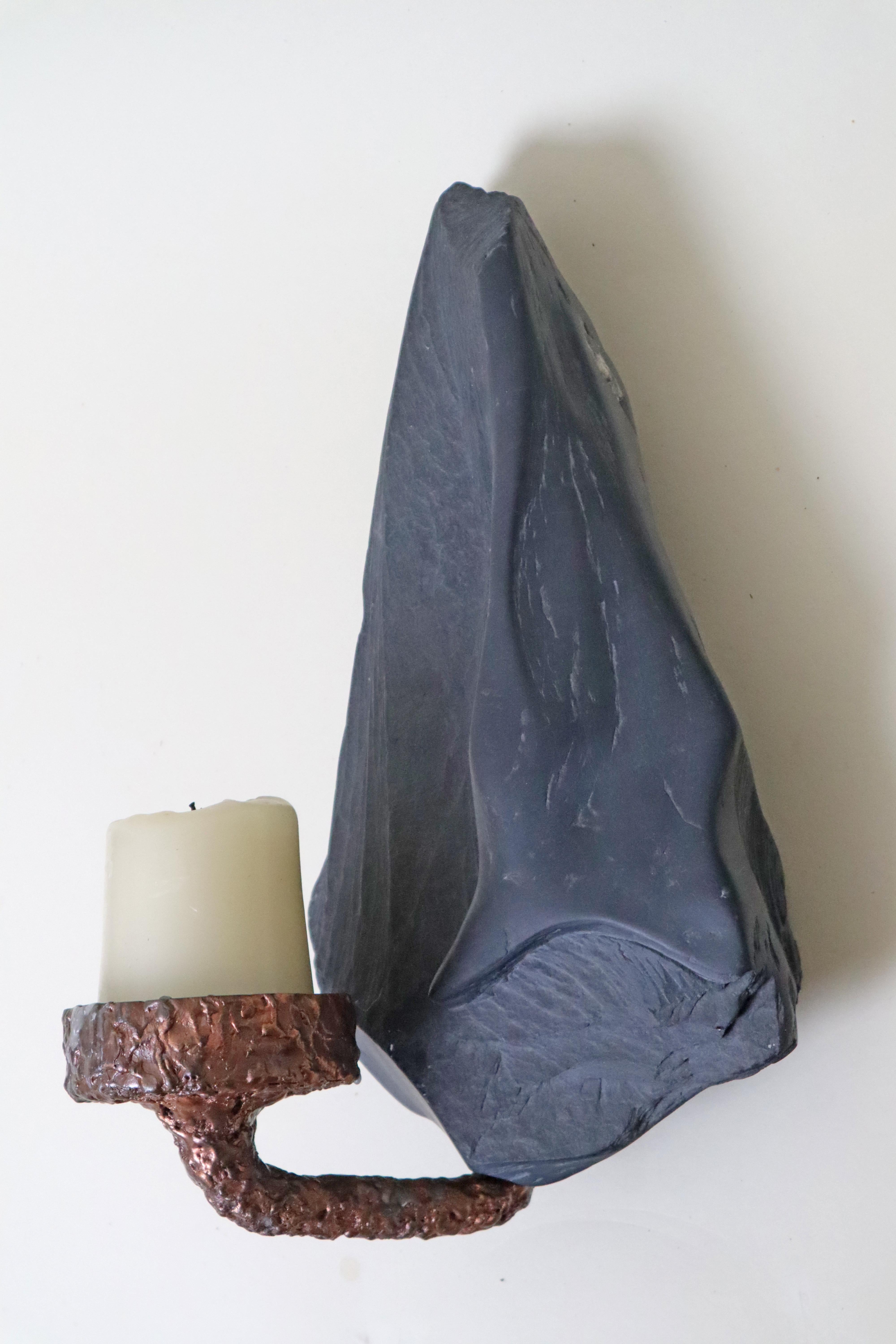 Metà XX secolo Portacandele da parete in ardesia e oCpper, unico nel suo genere, moderno e di metà secolo. in vendita