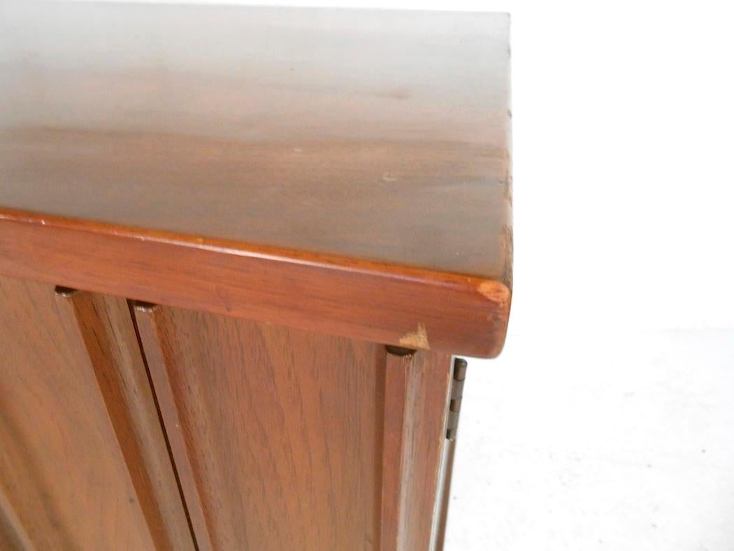 Server in legno di noce, unico nel suo genere, moderno e di metà secolo in vendita 9