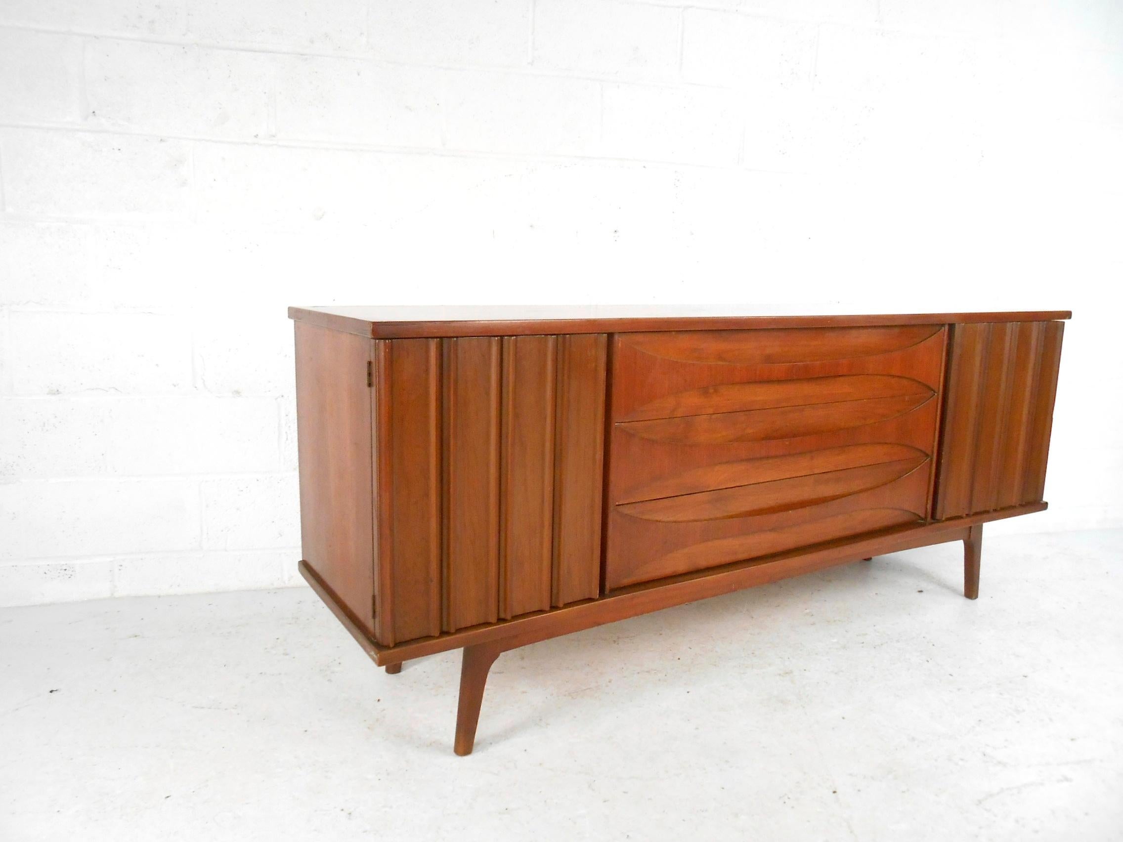 Unique Mid-Century Modern Walnut Server In Good Condition For Sale In Brooklyn, NY